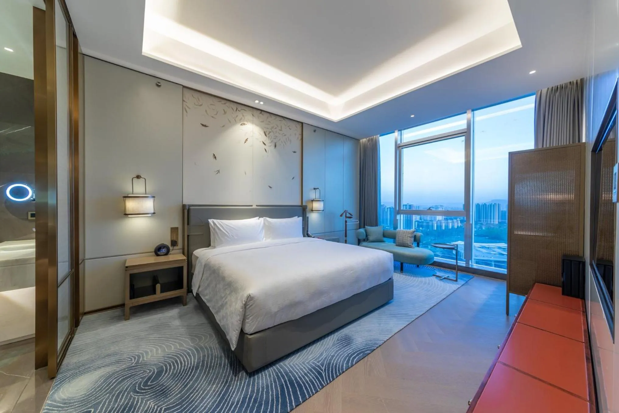 Photo of the whole room, Bed in HUALUXE Xi'an Chanba by IHG
