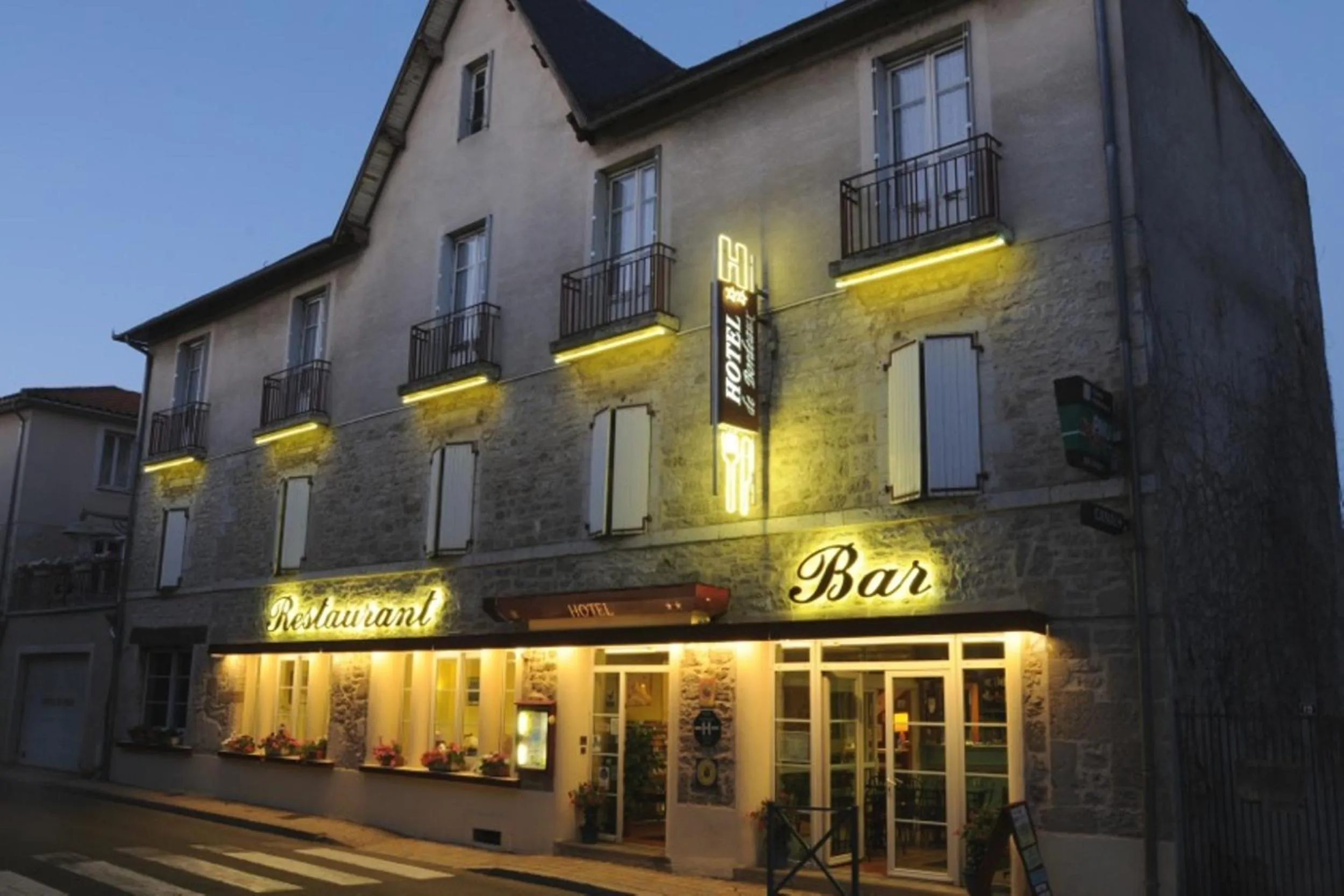 Property building in Hotel de Bordeaux
