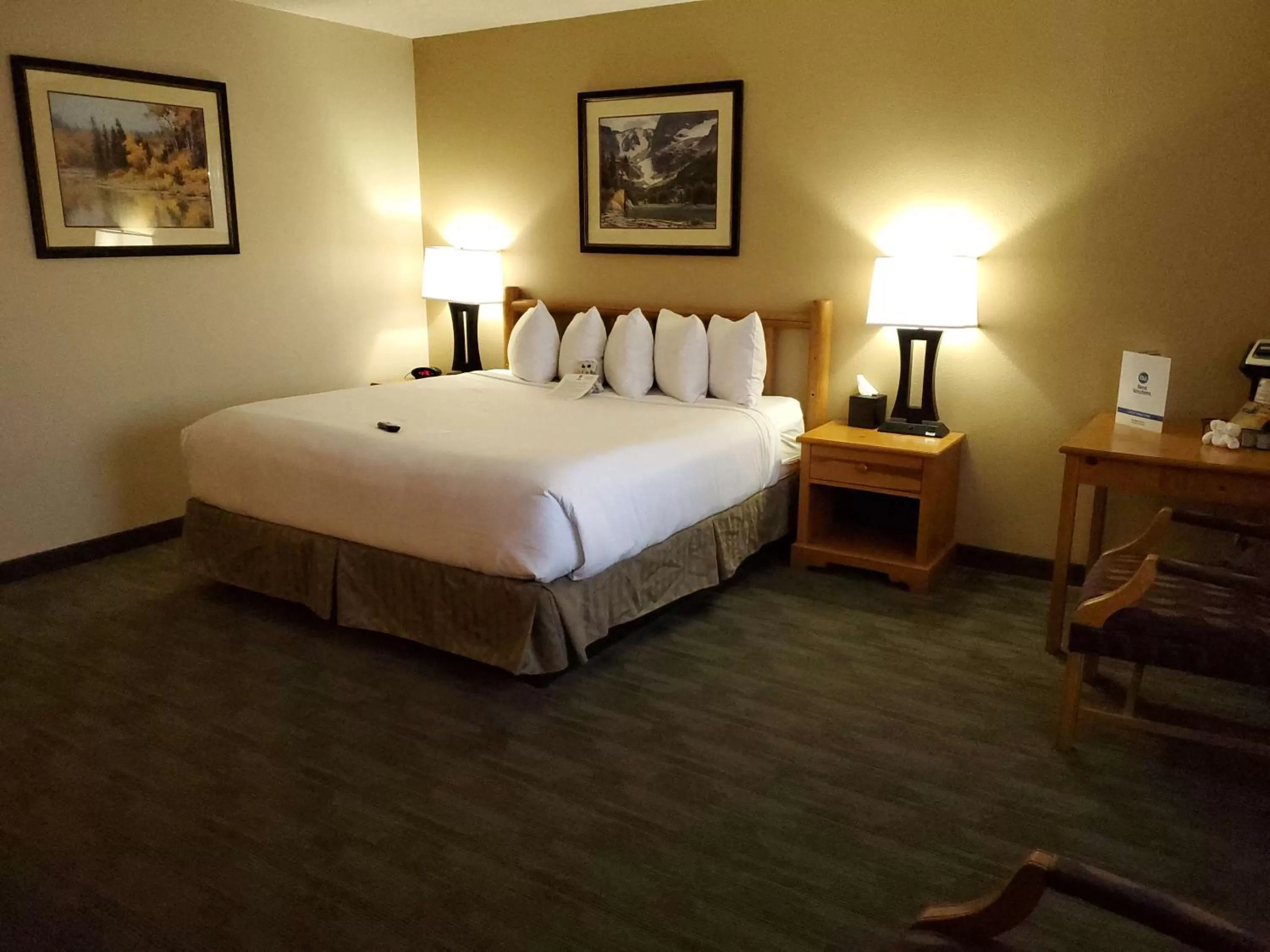 Photo of the whole room, Bed in Best Western Sheridan Center