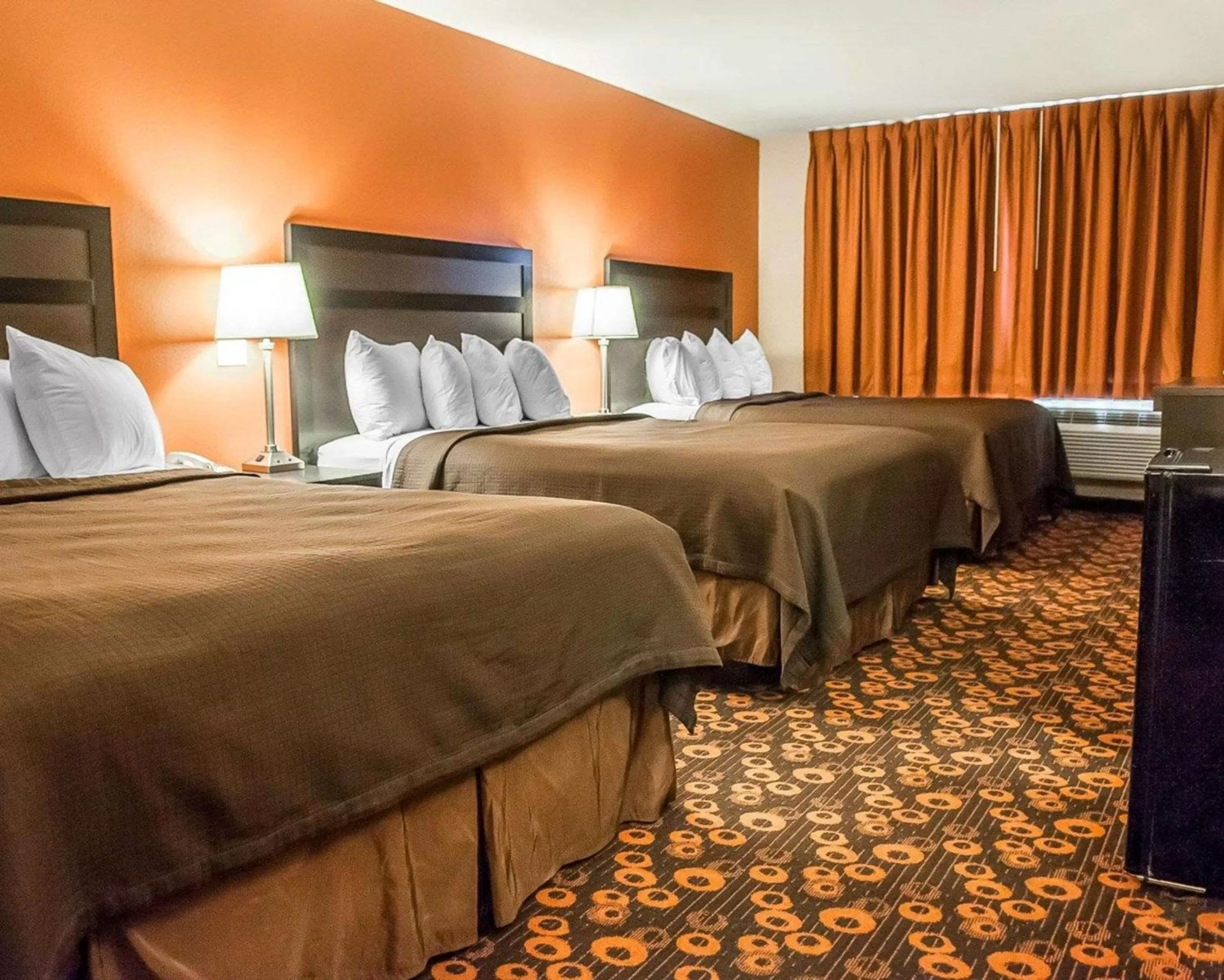 Photo of the whole room, Bed in Econo Lodge Inn & Suites Santa Fe South