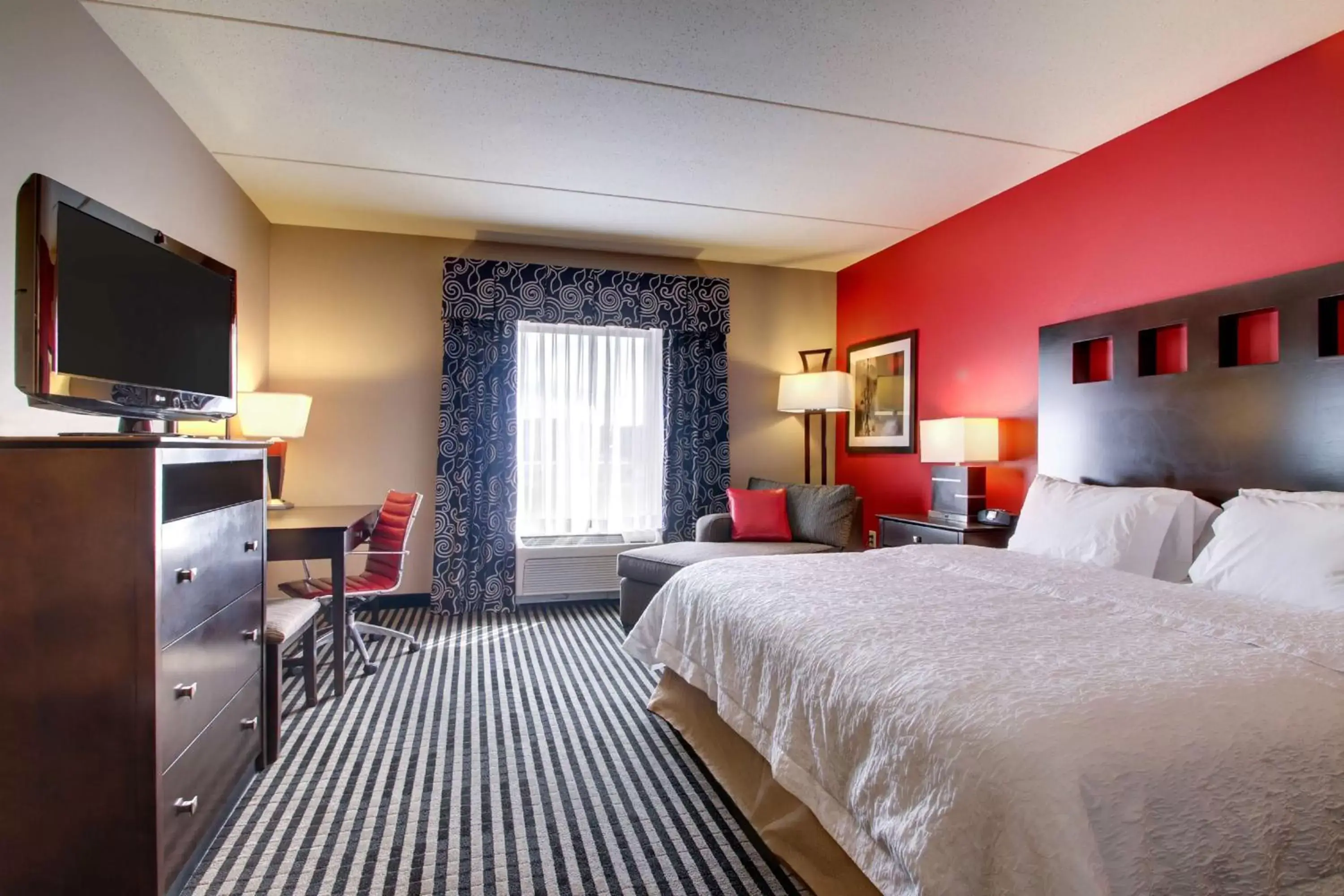 King Room with Accessible Tub - Mobility and Hearing Access/Non-Smoking in Hampton Inn Birmingham/Leeds King Room with Accessible Tub - Mobility and Hearing Access/Non-Smoking in Hampton Inn Birmingham/Leeds