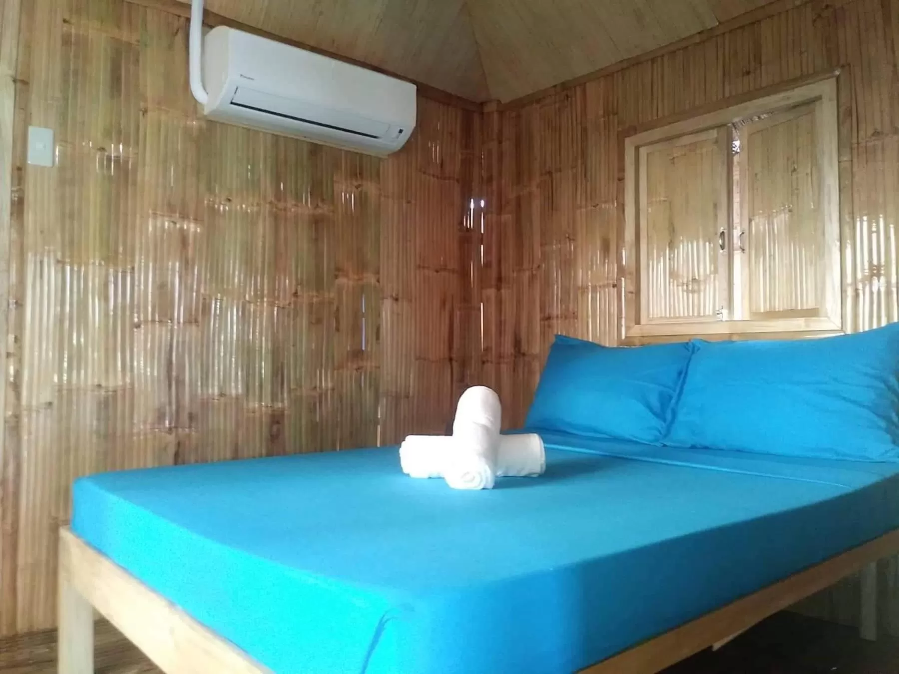 Photo of the whole room, Bed in AivyMaes Divers Resort