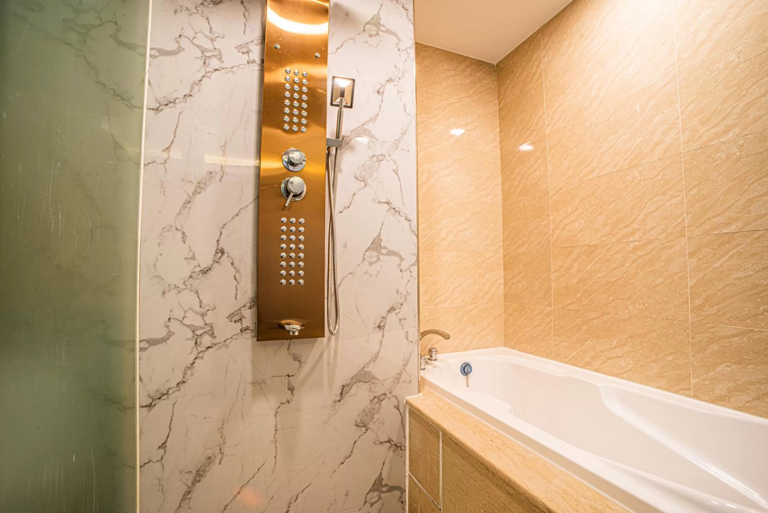 Shower in Artinn藝築文旅-台北站前館