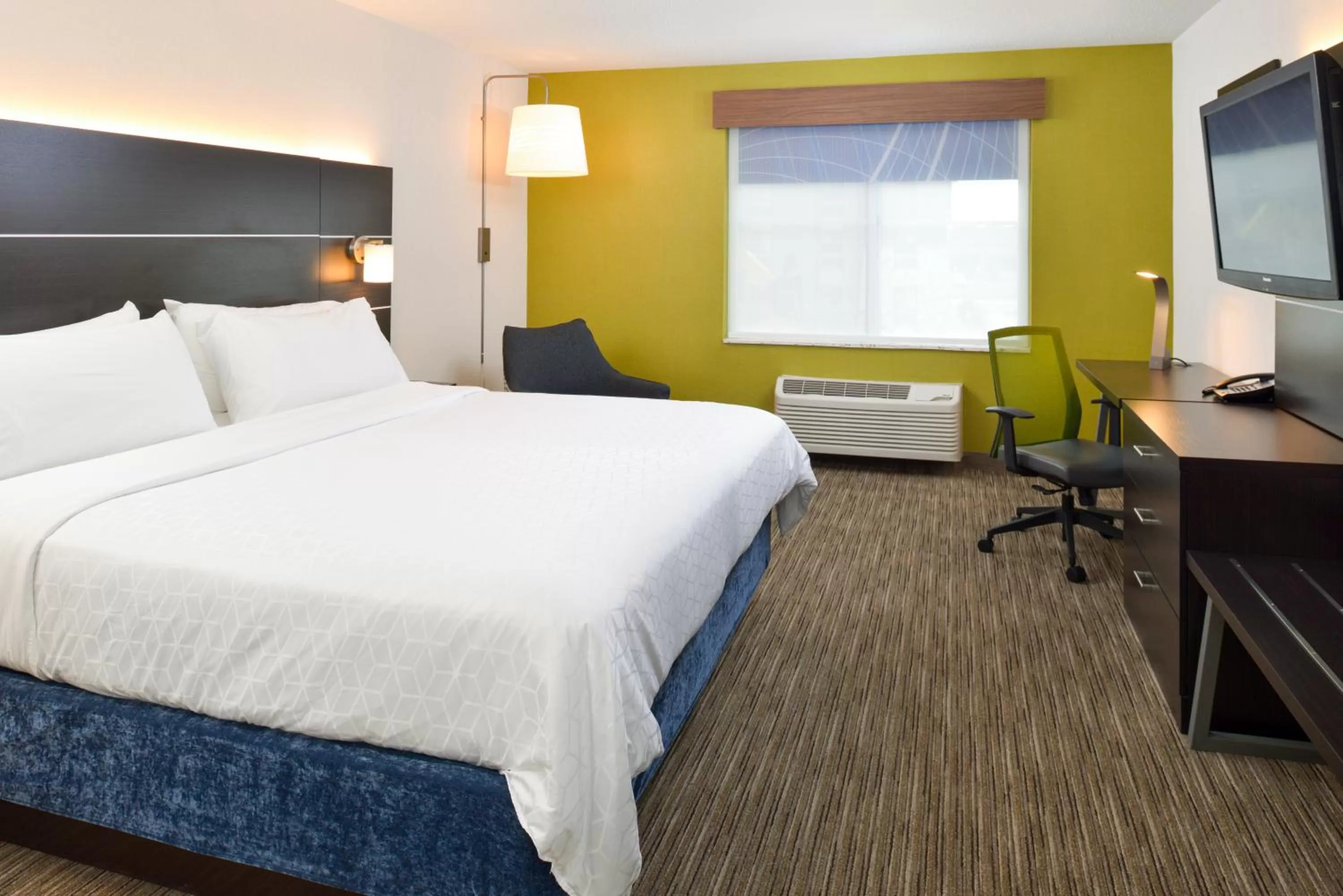 Photo of the whole room, Bed in Holiday Inn Express Wixom by IHG