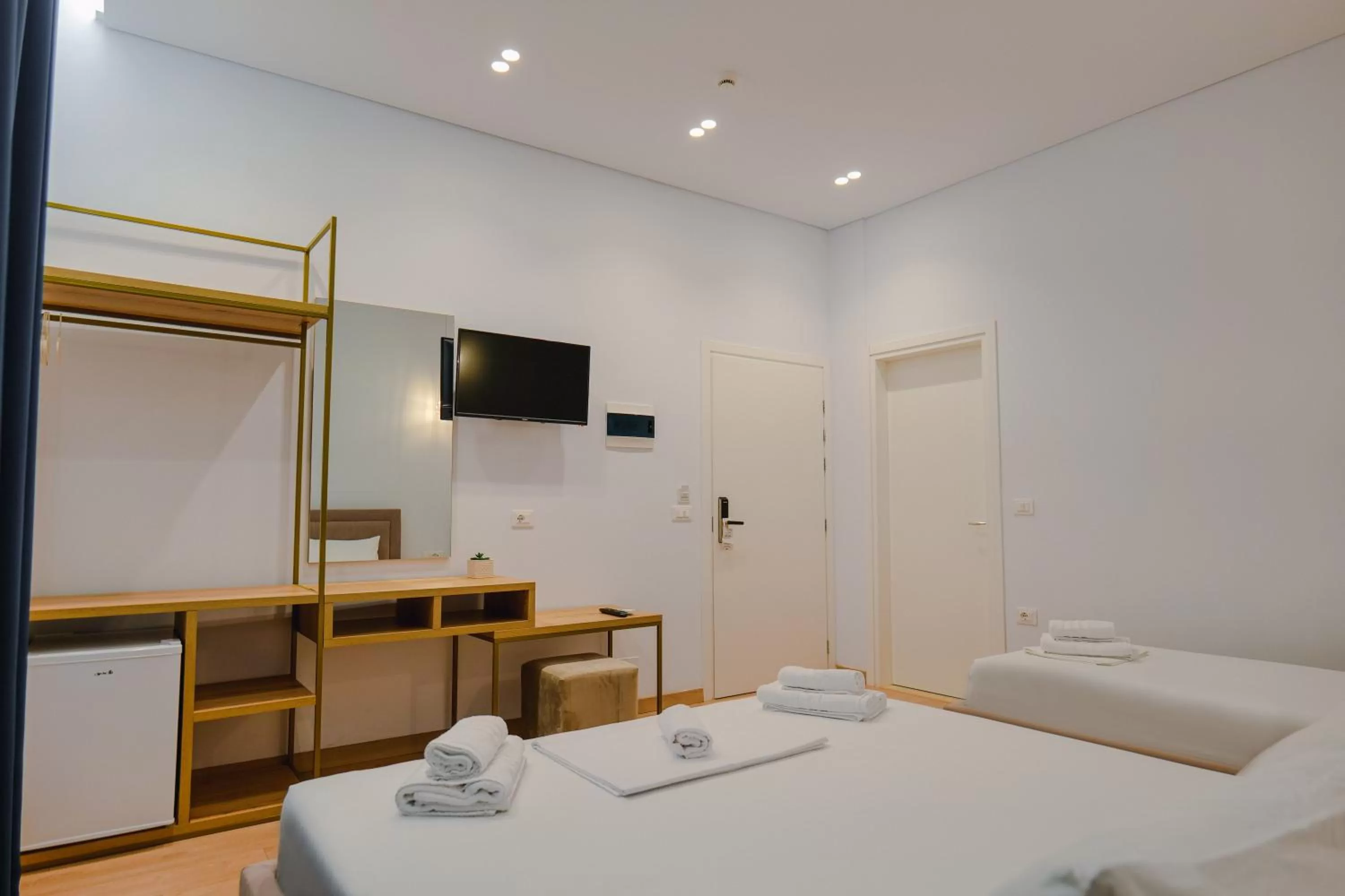 Bed, TV/Entertainment Center in Otto Hotel