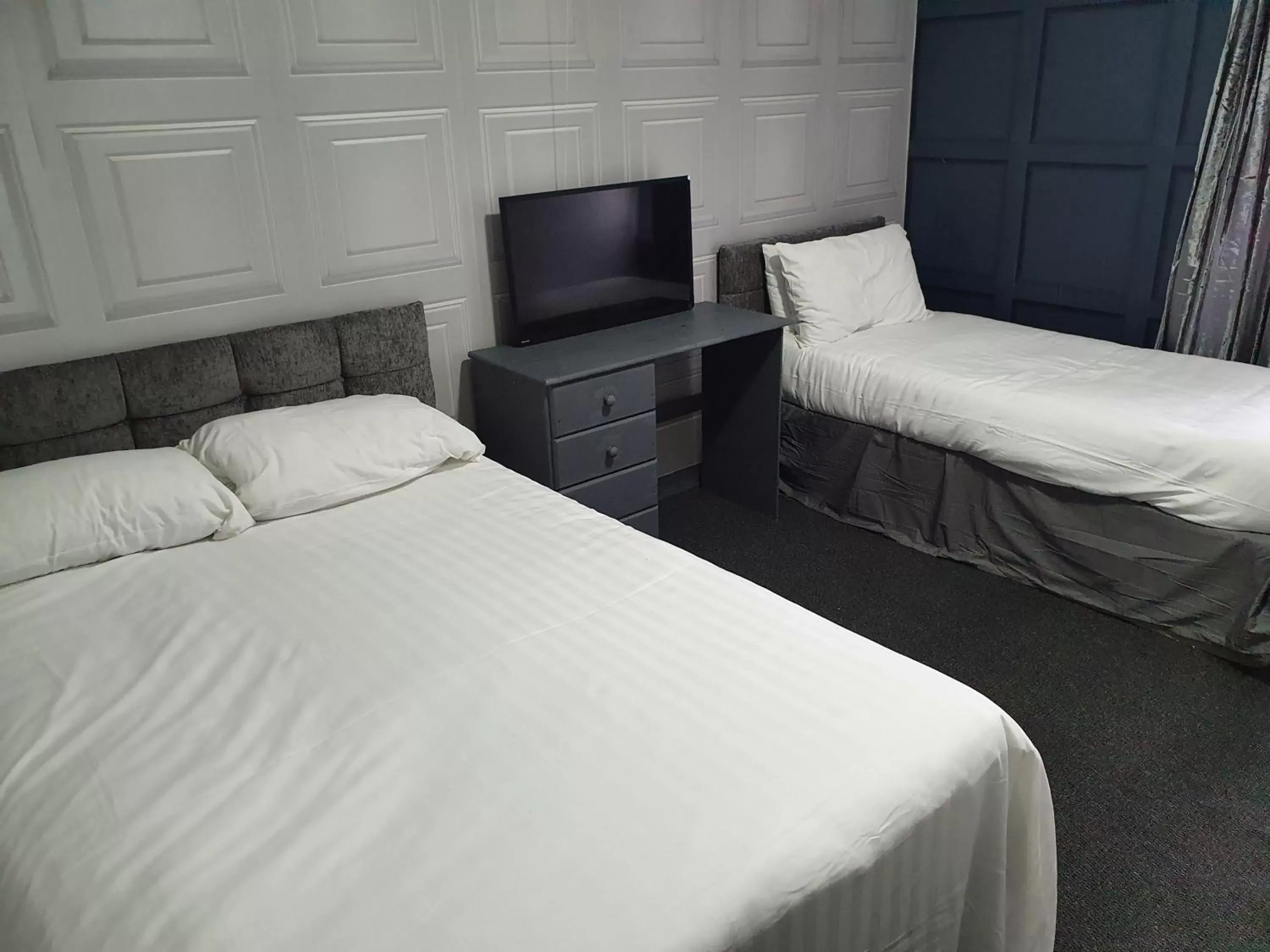 Classic Triple Room in Balkan Hotel Classic Triple Room in Balkan Hotel