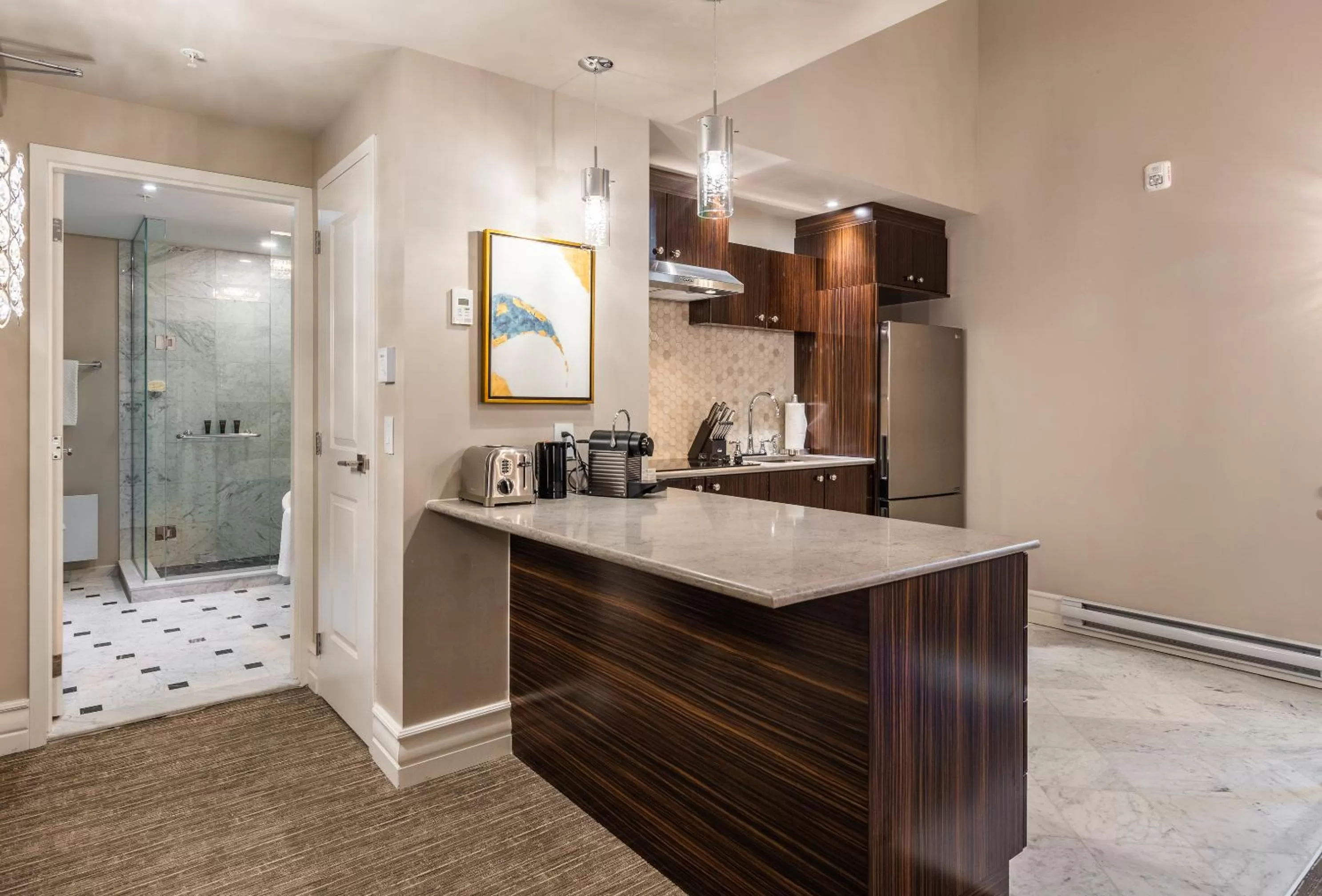 Kitchen or kitchenette in Hôtel Birks Montréal