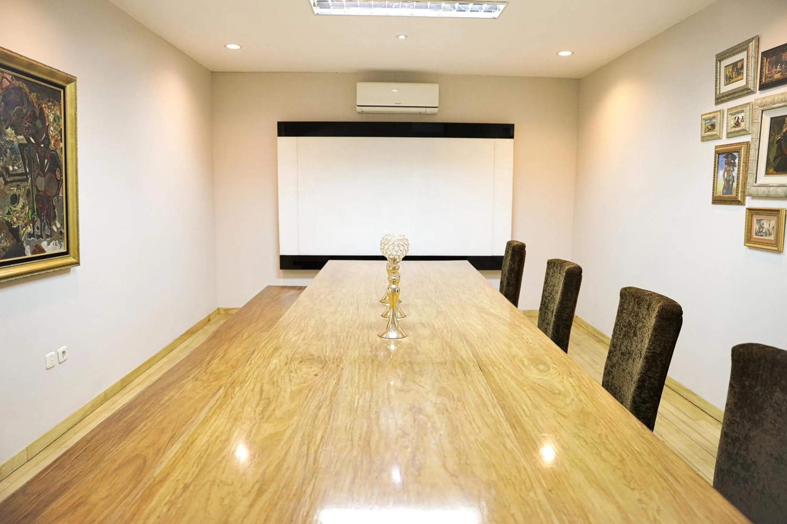 Meeting/conference room in Bale Ocasa by Behomy