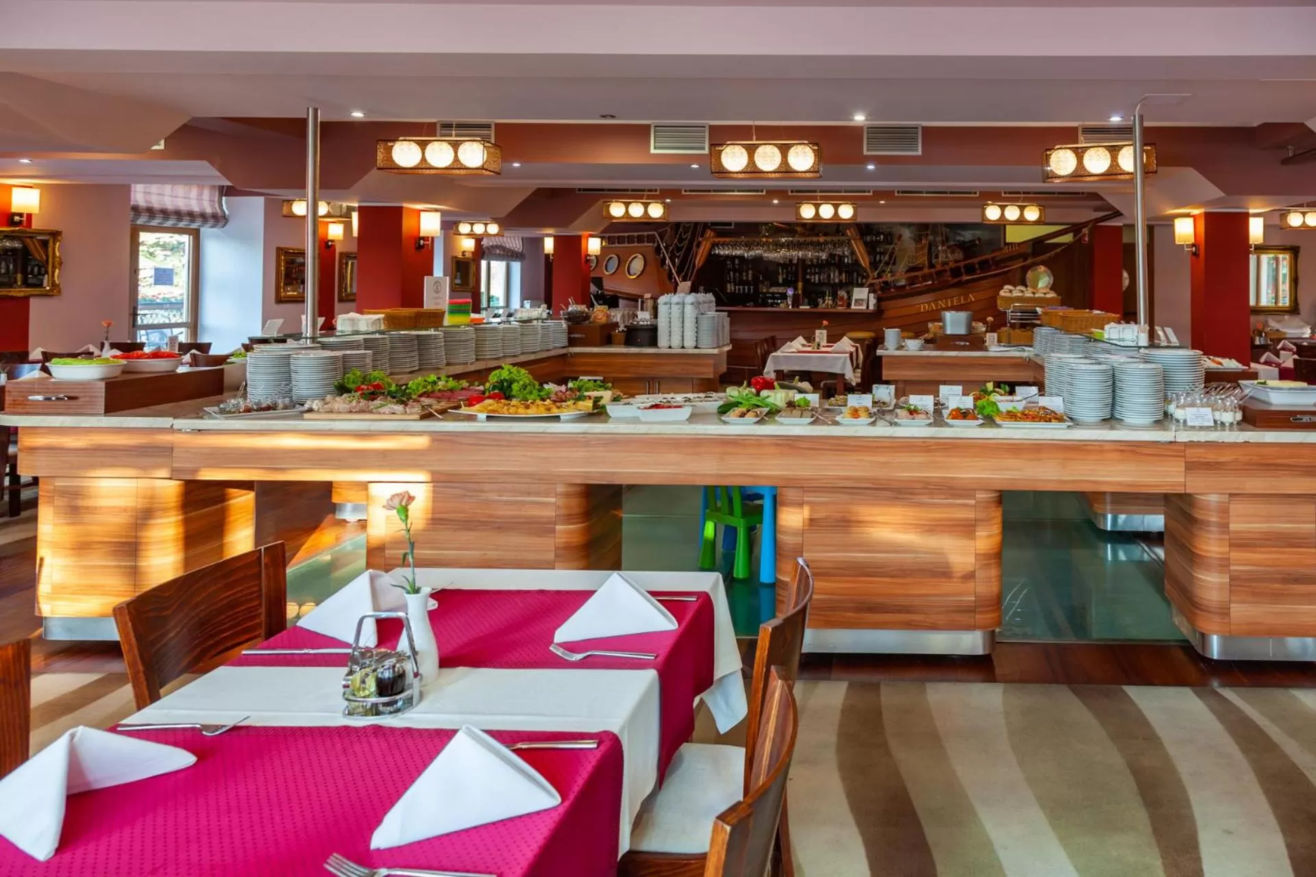 Restaurant/places to eat in Hotel Robert's Port