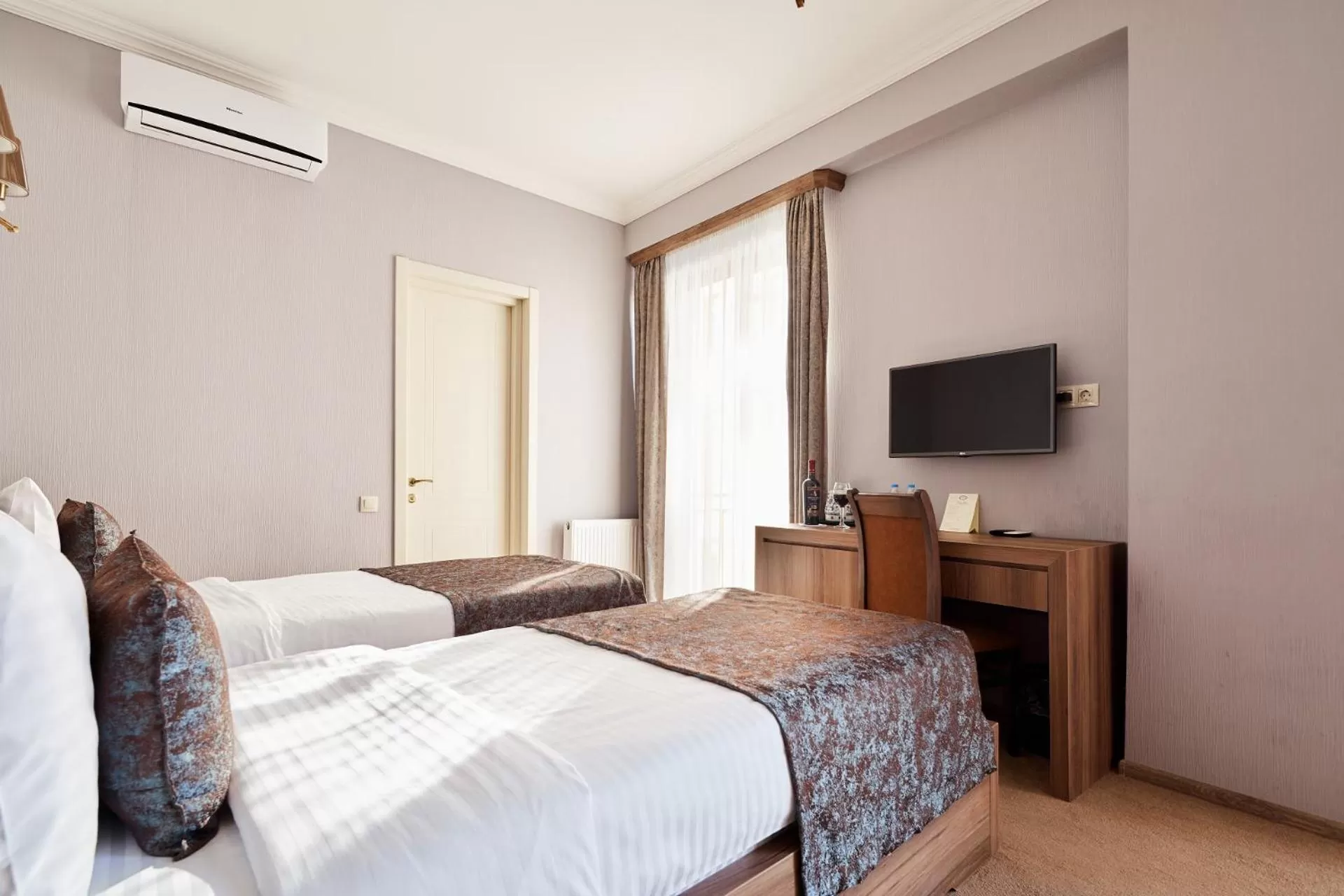 Photo of the whole room, Bed in Hotel Pushkin