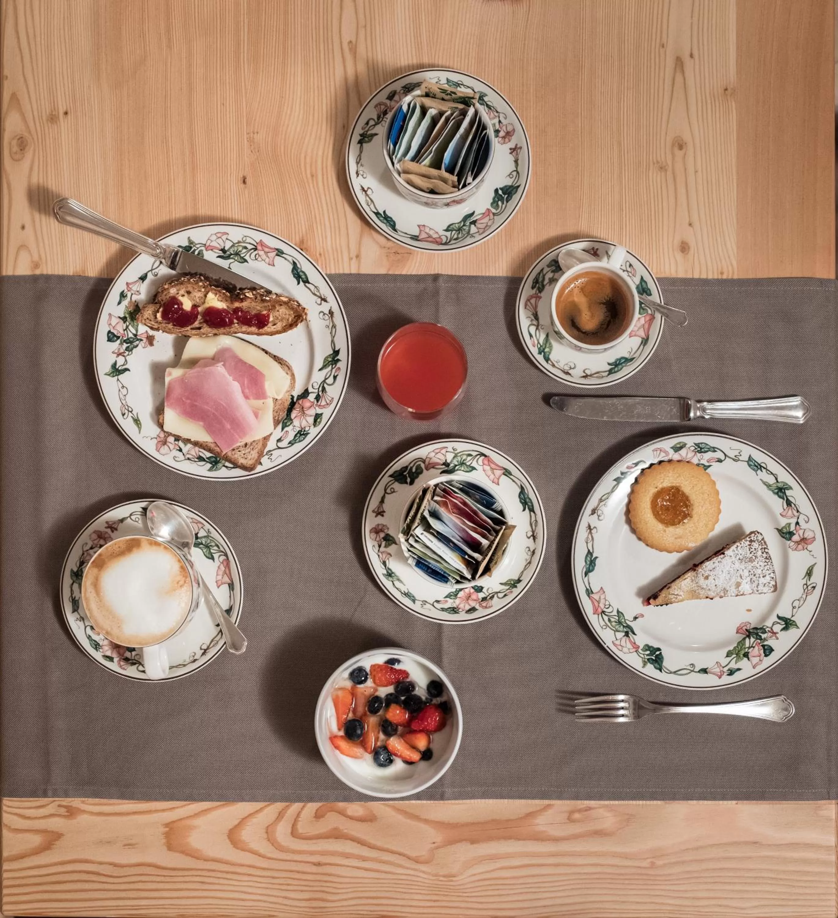 Buffet breakfast in Meublè Garnì Della Contea