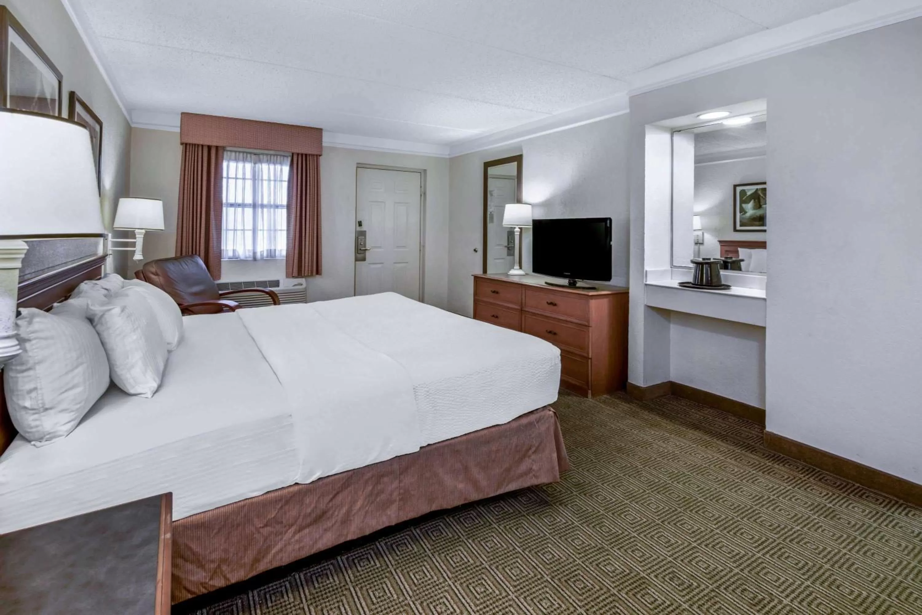 Deluxe King Room with Roll-In Shower -  Mobility Accessible/Non-Smoking in La Quinta Inn by Wyndham San Antonio I-35 N at Rittiman Rd