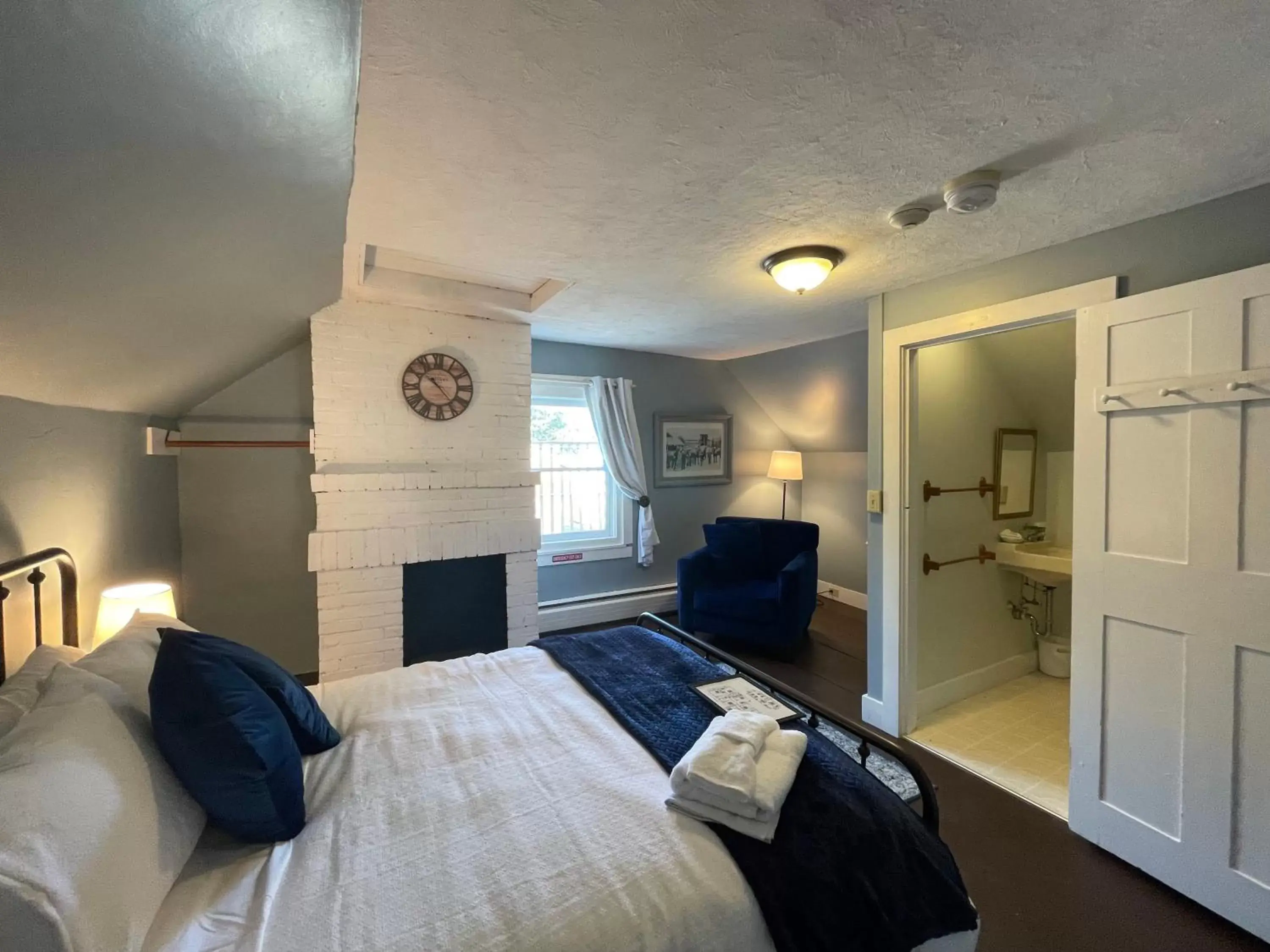 Deluxe Queen Room in Stone Hearth Inn and Eatery Deluxe Queen Room in Stone Hearth Inn and Eatery