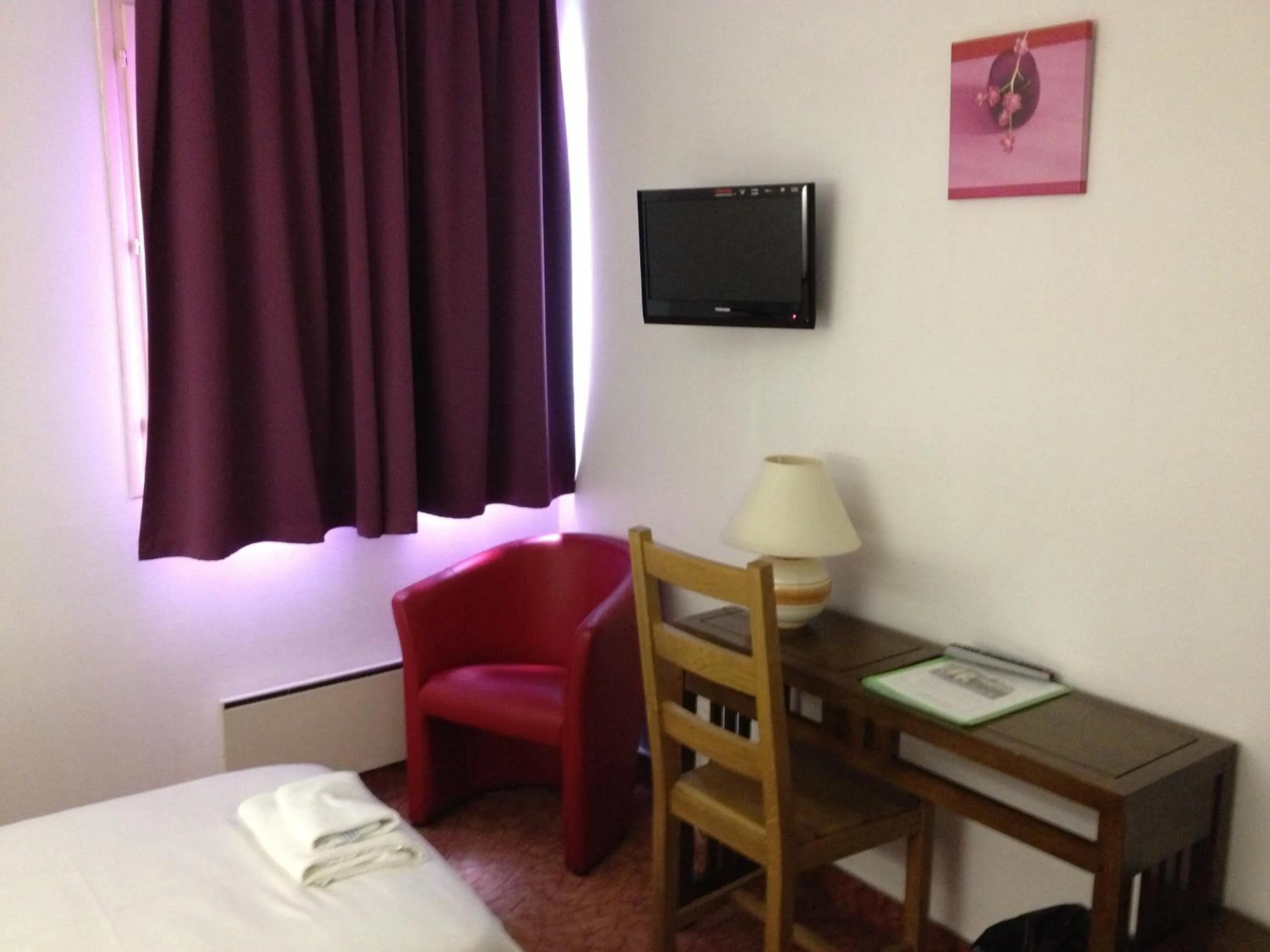 TV and multimedia, Bed in Hotel Couleurs Sud Centre-ville Gare Charleville-Mézières