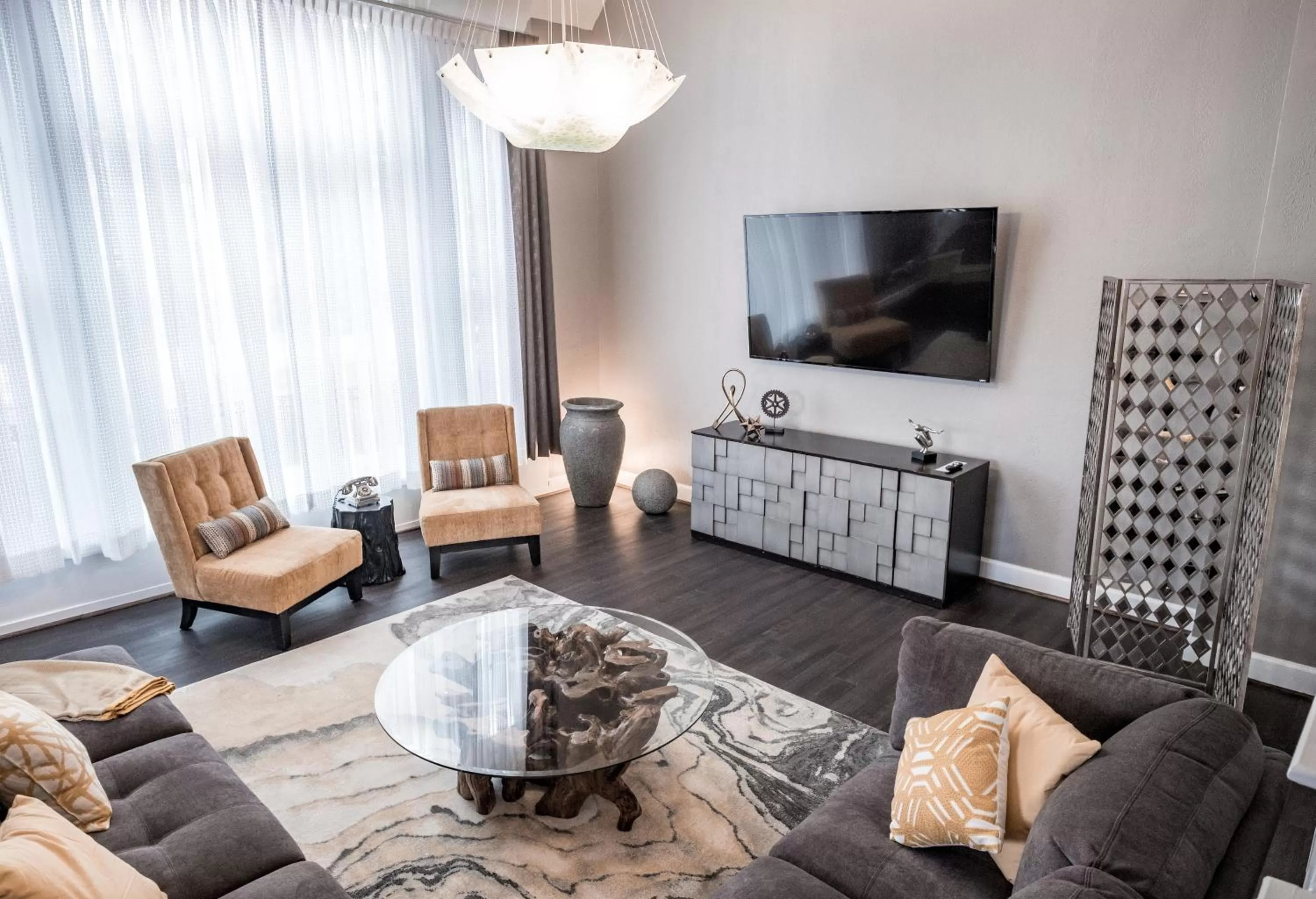 TV and multimedia in Magnolia Hotel Omaha