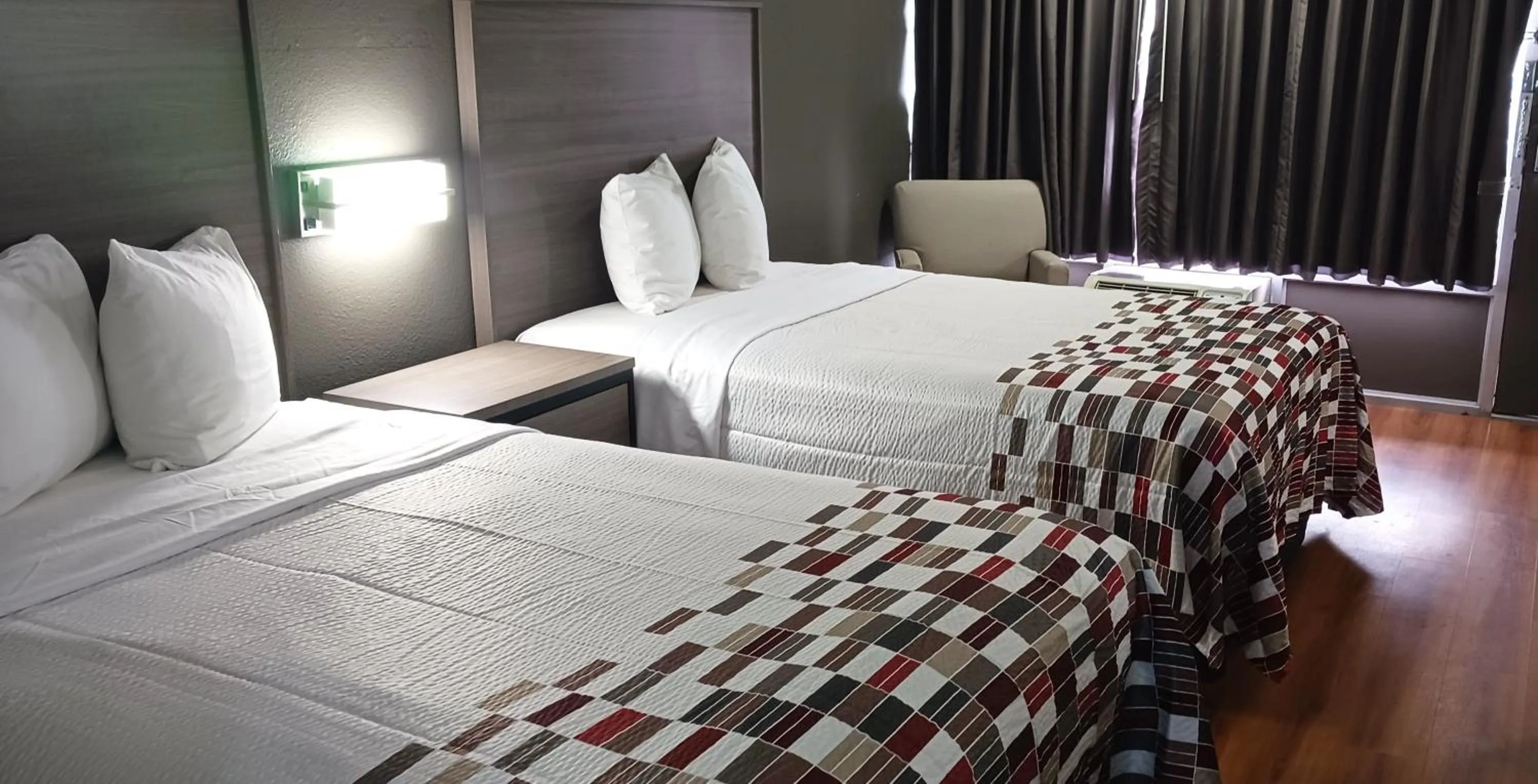 Photo of the whole room, Bed in Red Roof Inn Fort Worth West