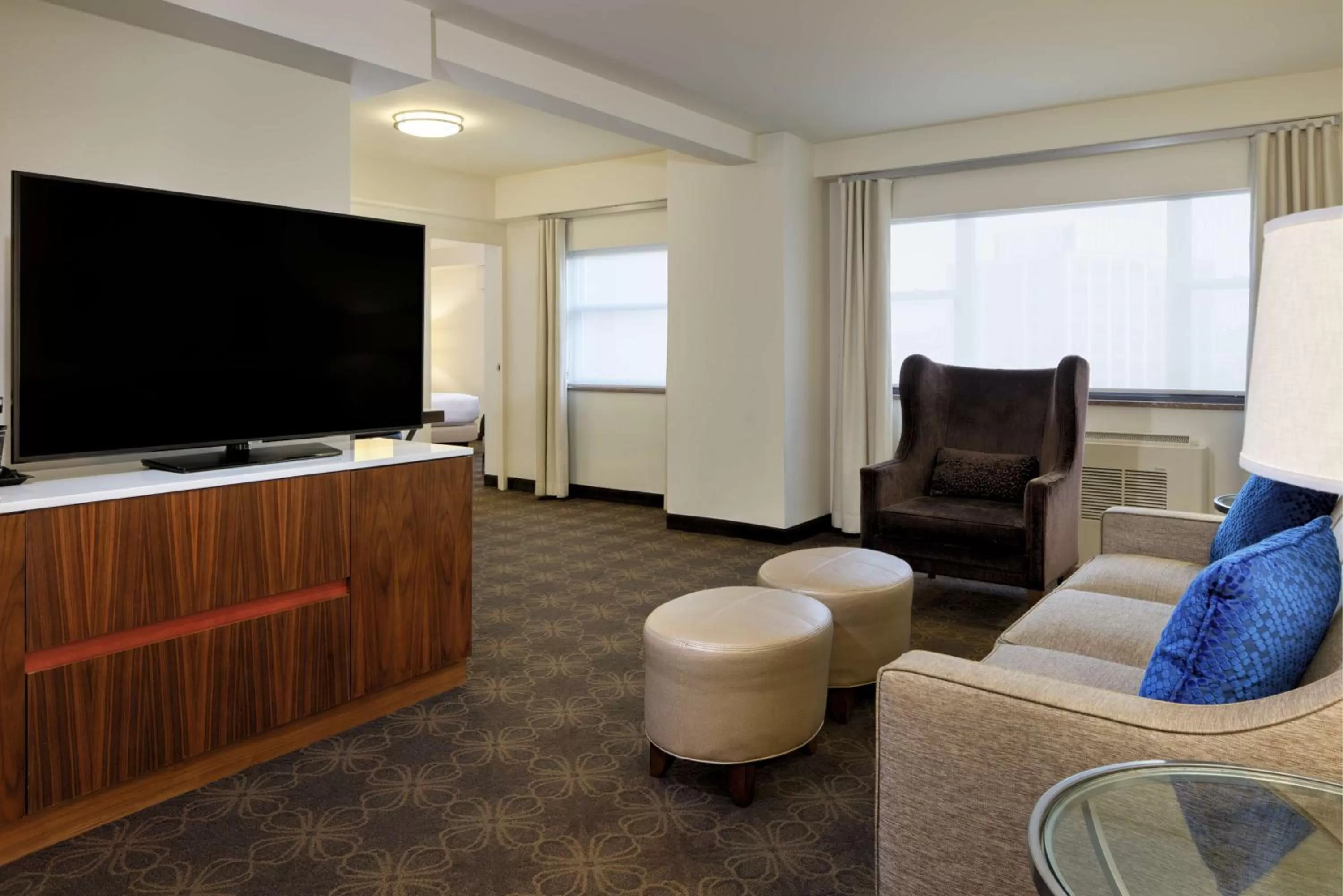 Living room in DoubleTree by Hilton Hotel & Suites Pittsburgh Downtown
