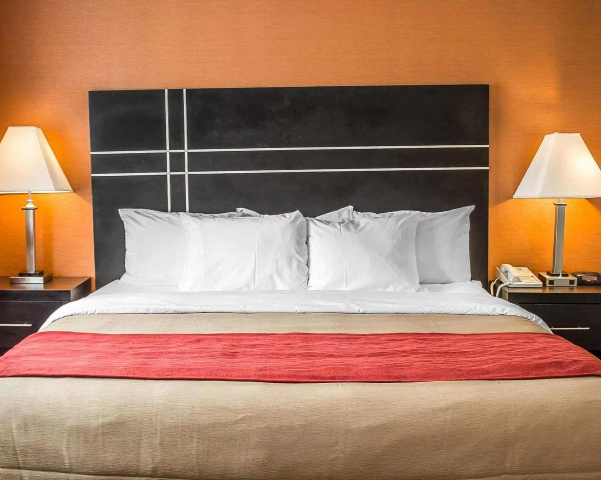 Photo of the whole room, Bed in Norwood Inn & Suites Columbus