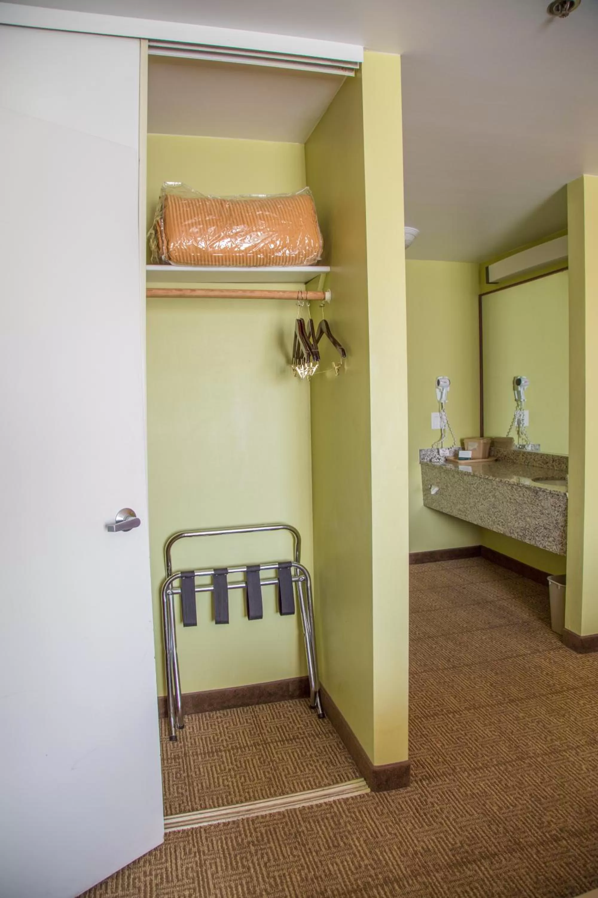 wardrobe, Bed in Quality Inn Merced Gateway to Yosemite