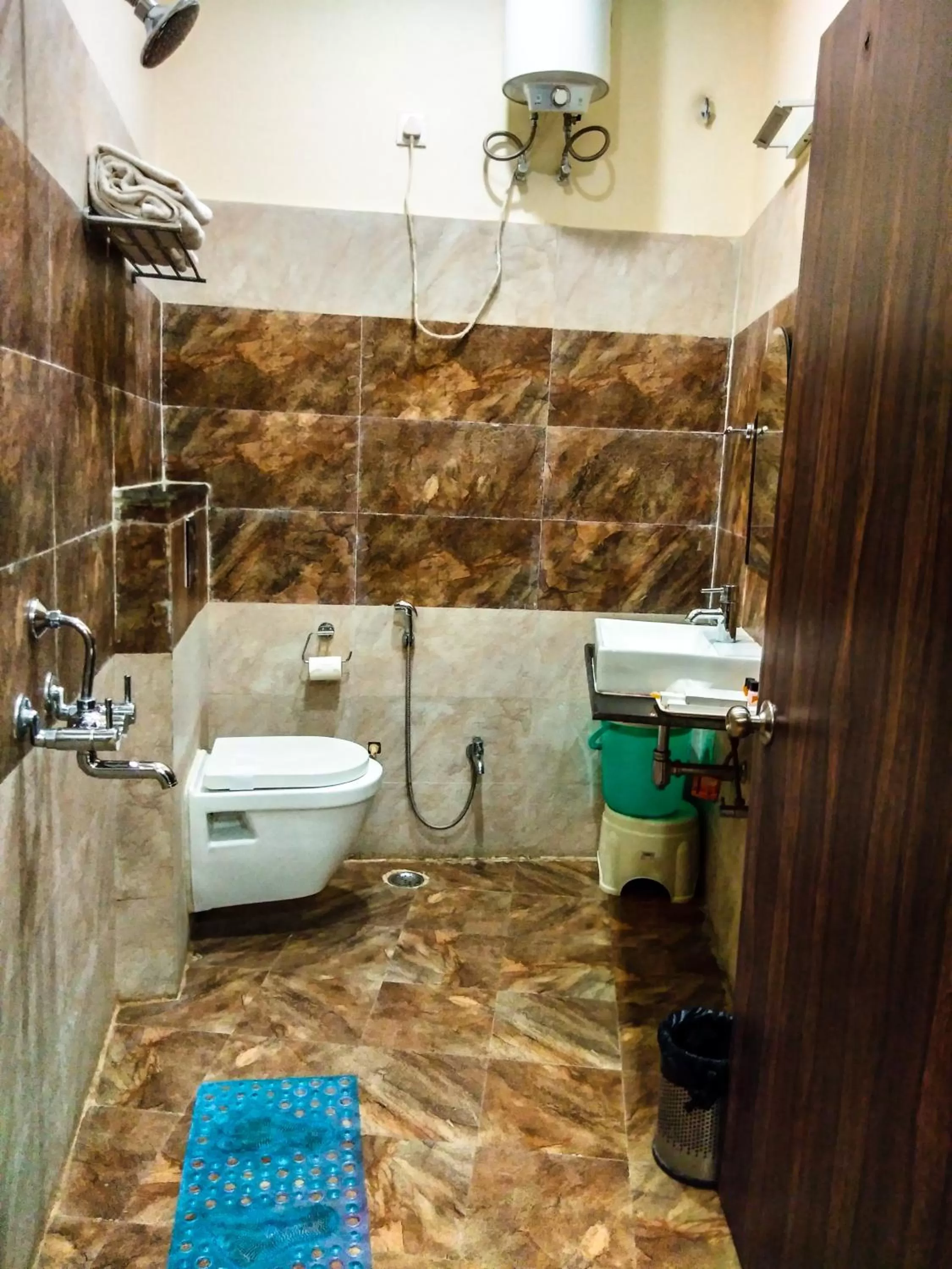 Shower, Bathroom in Dwivedi Hotels Sri Omkar Palace