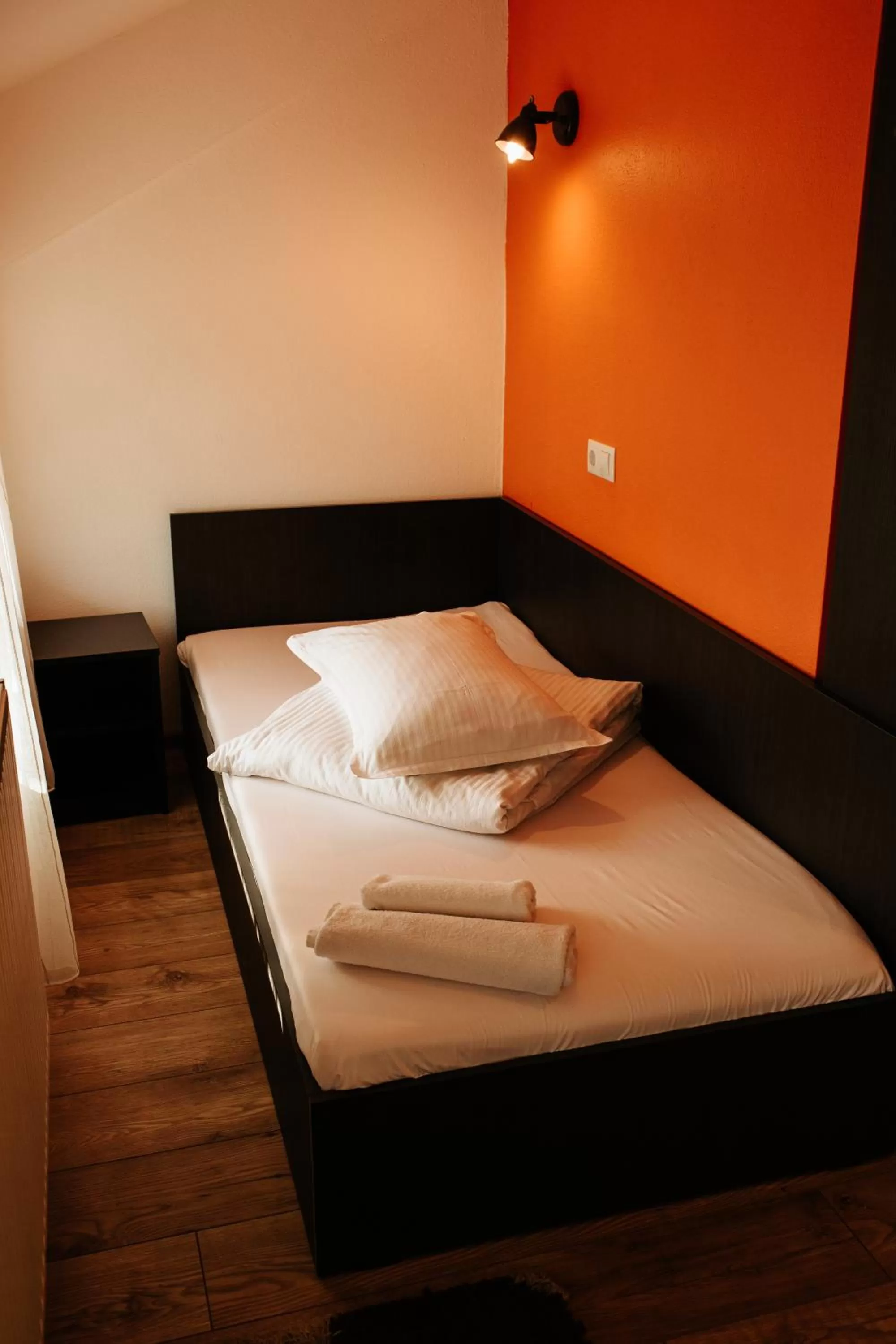 Bed in Pensiunea Pictorilor