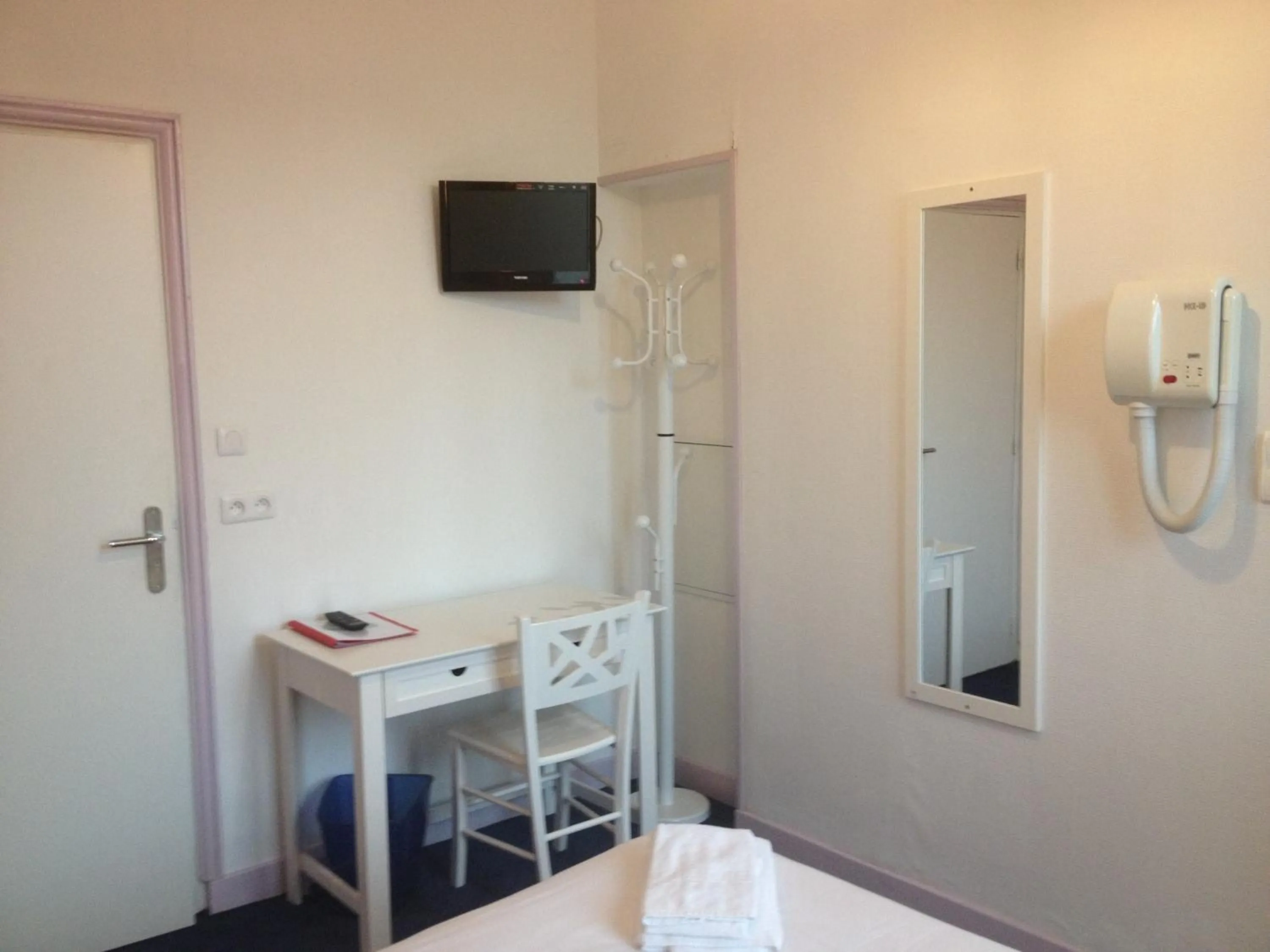 TV and multimedia in Hotel Couleurs Sud Centre-ville Gare Charleville-Mézières