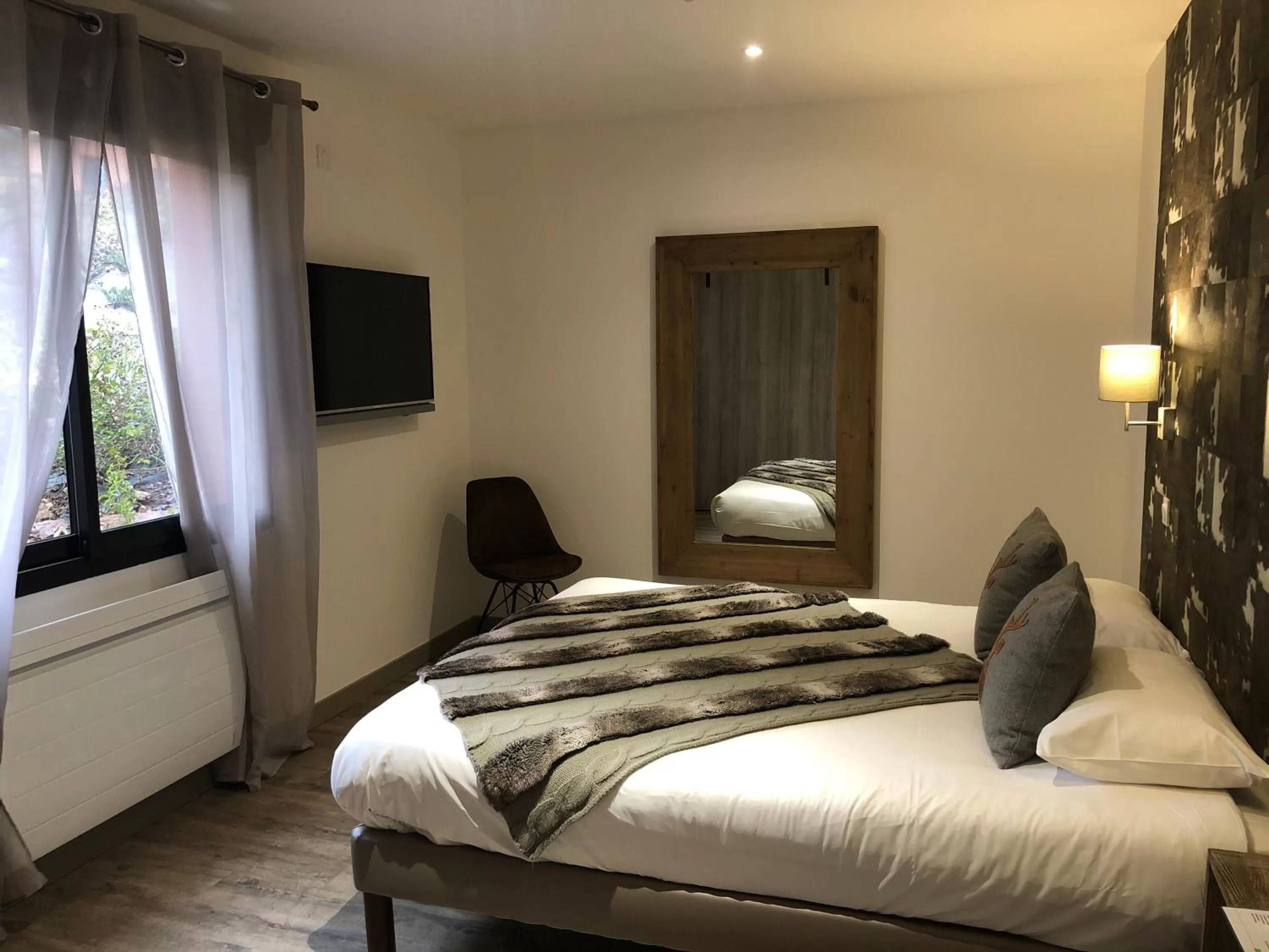 Bed in Logis Hôtel Burnichon