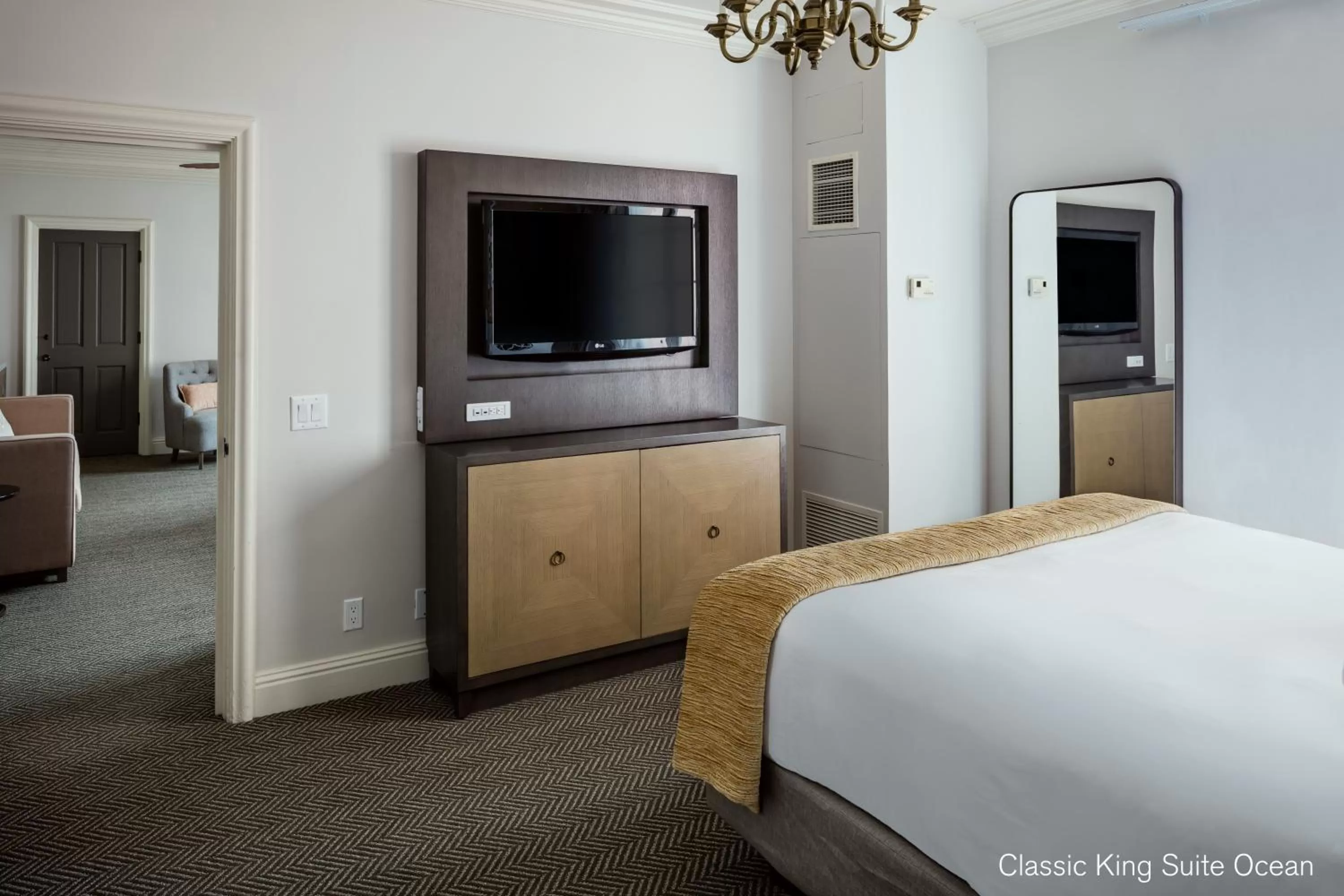 Photo of the whole room, Bed in La Valencia Hotel