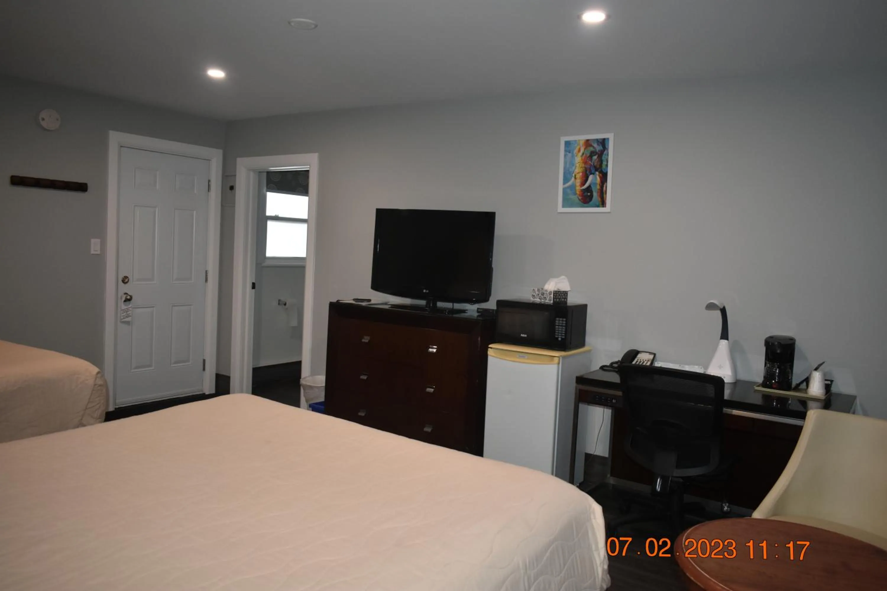 hair dresser, Bed in Time Travellers Motel