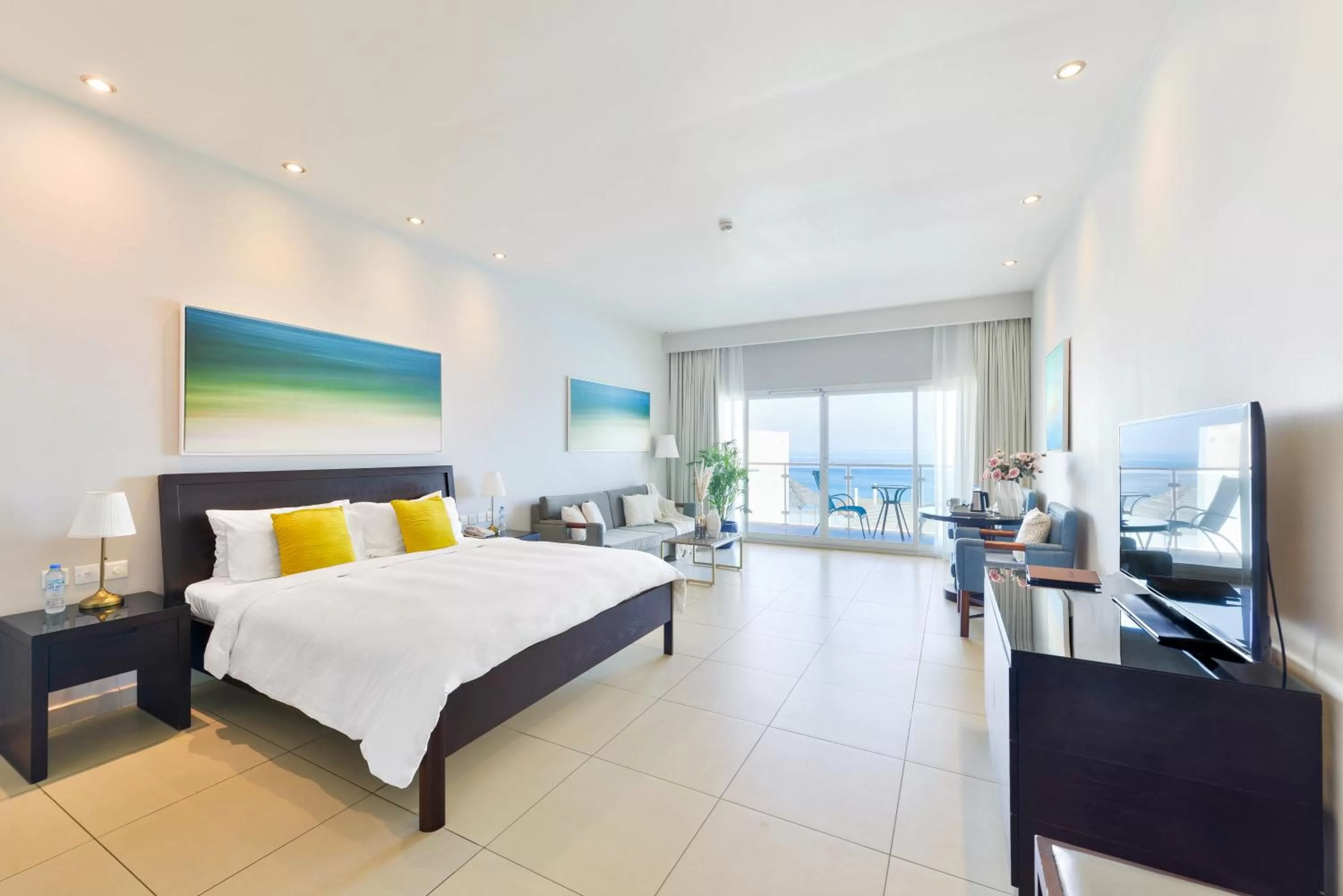 Photo of the whole room, Bed in Radisson Blu Resort, Fujairah