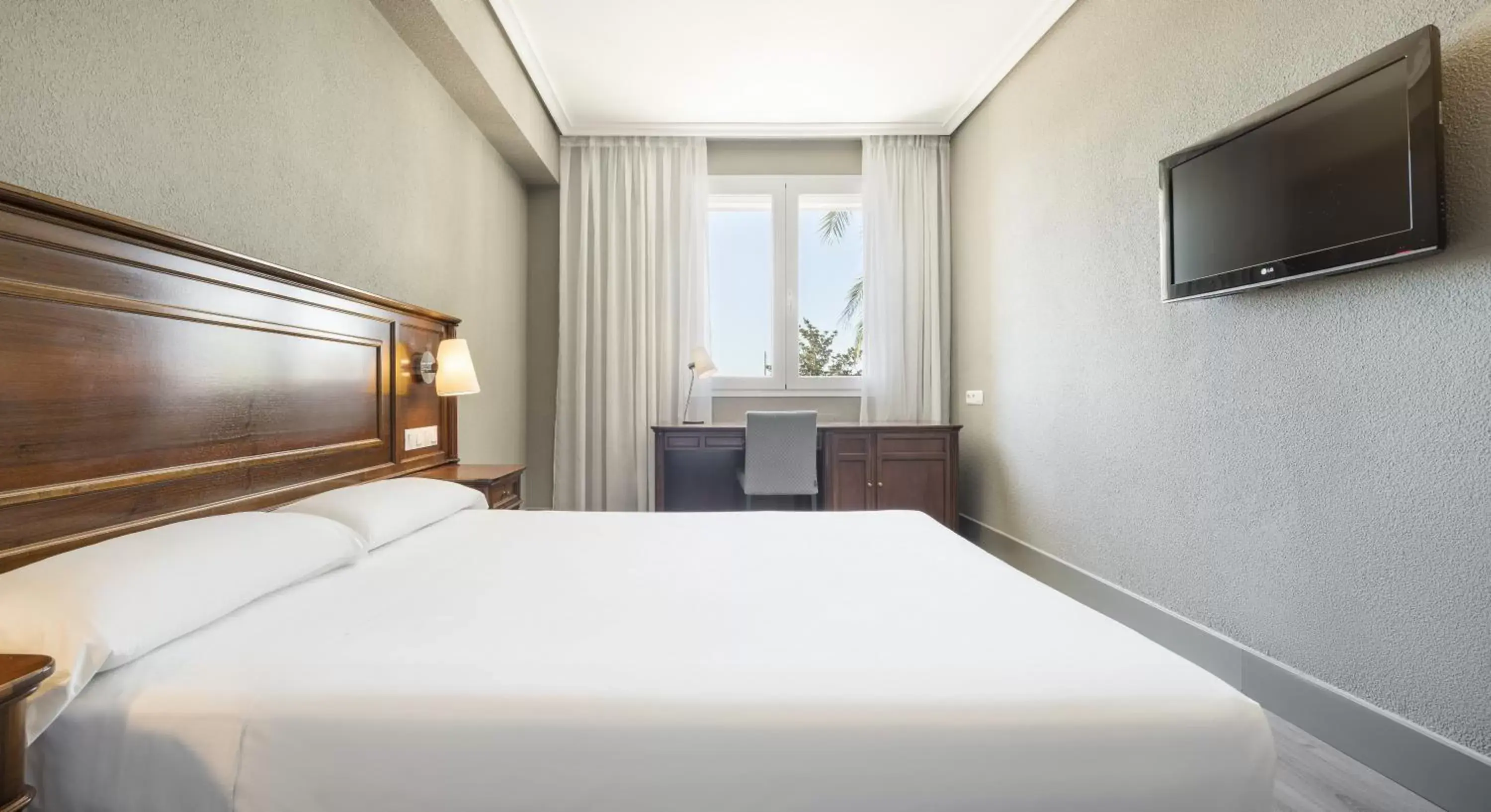 Double or Twin Room in Hotel Ilunion Las Lomas Double or Twin Room in Hotel Ilunion Las Lomas