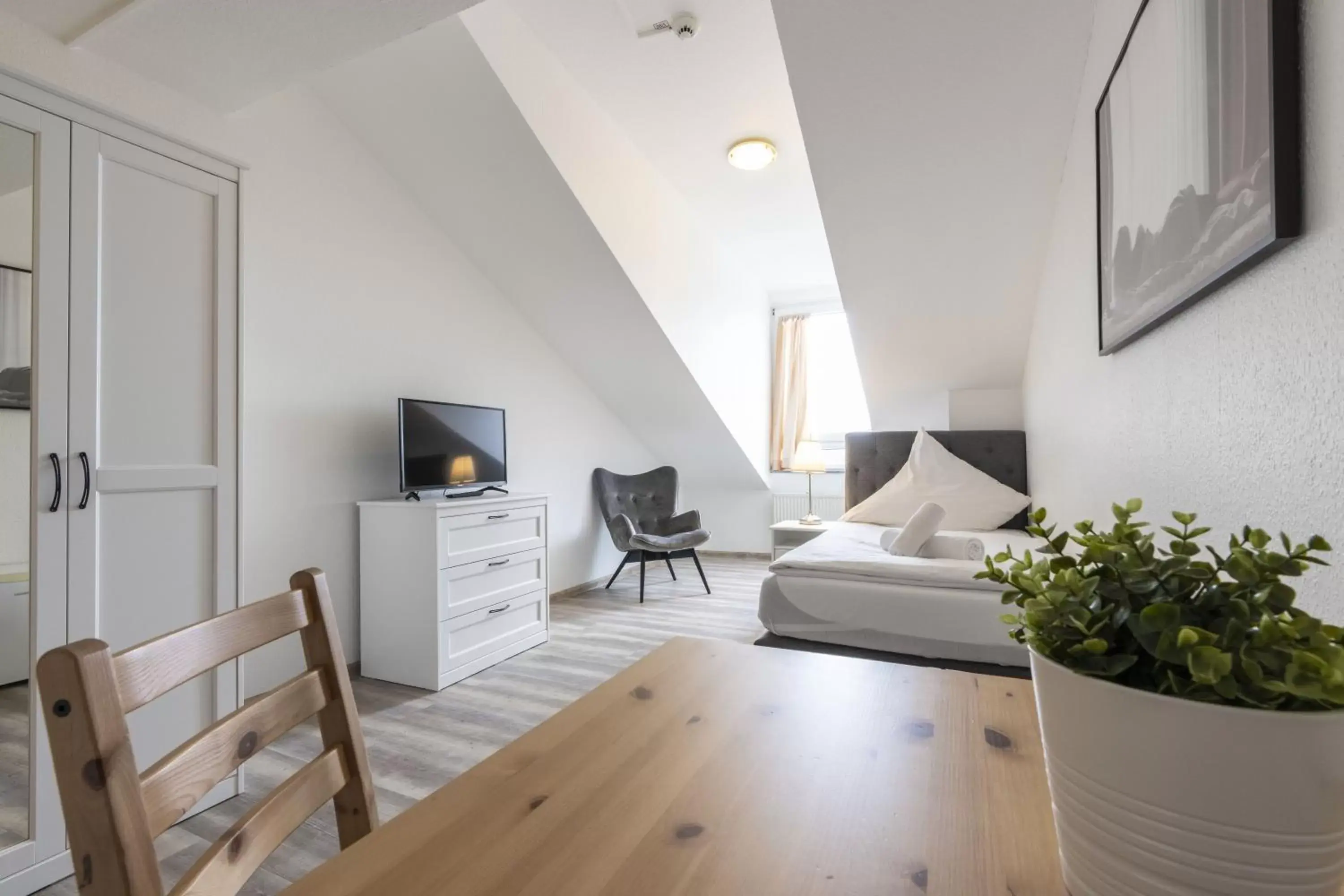 Single Room with Bathroom in Hotel Bergheim Single Room with Bathroom in Hotel Bergheim