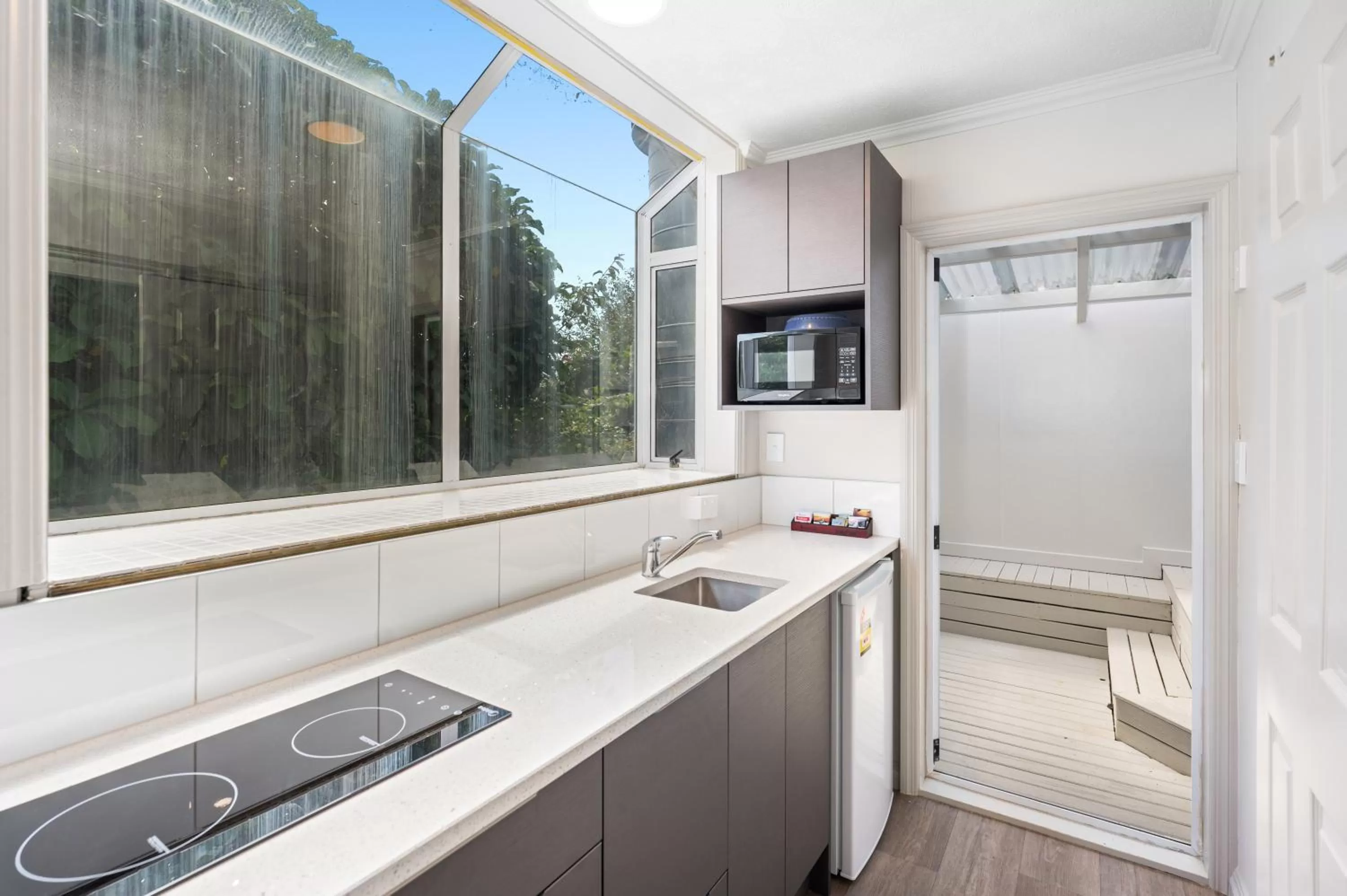 Kitchen or kitchenette in Ashleigh Court Motel