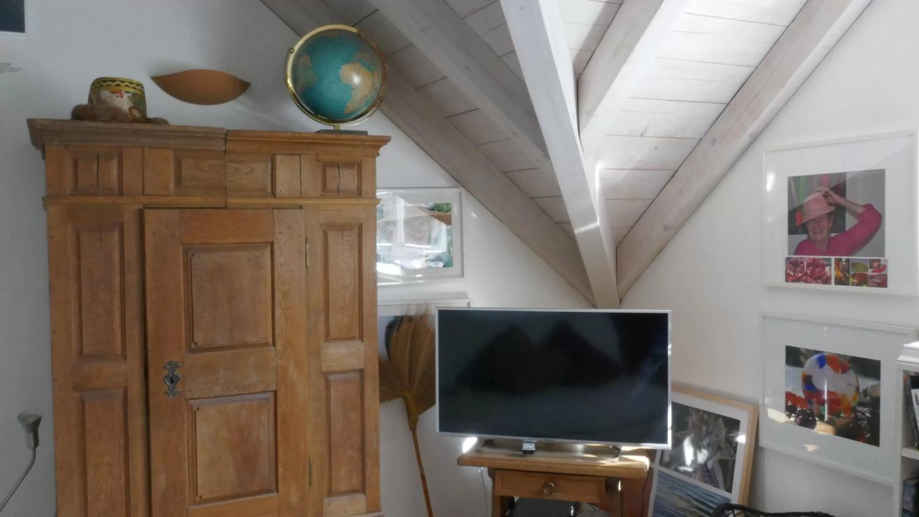 Communal lounge/ TV room, TV/Entertainment Center in Bed and Breakfast Bavaria München