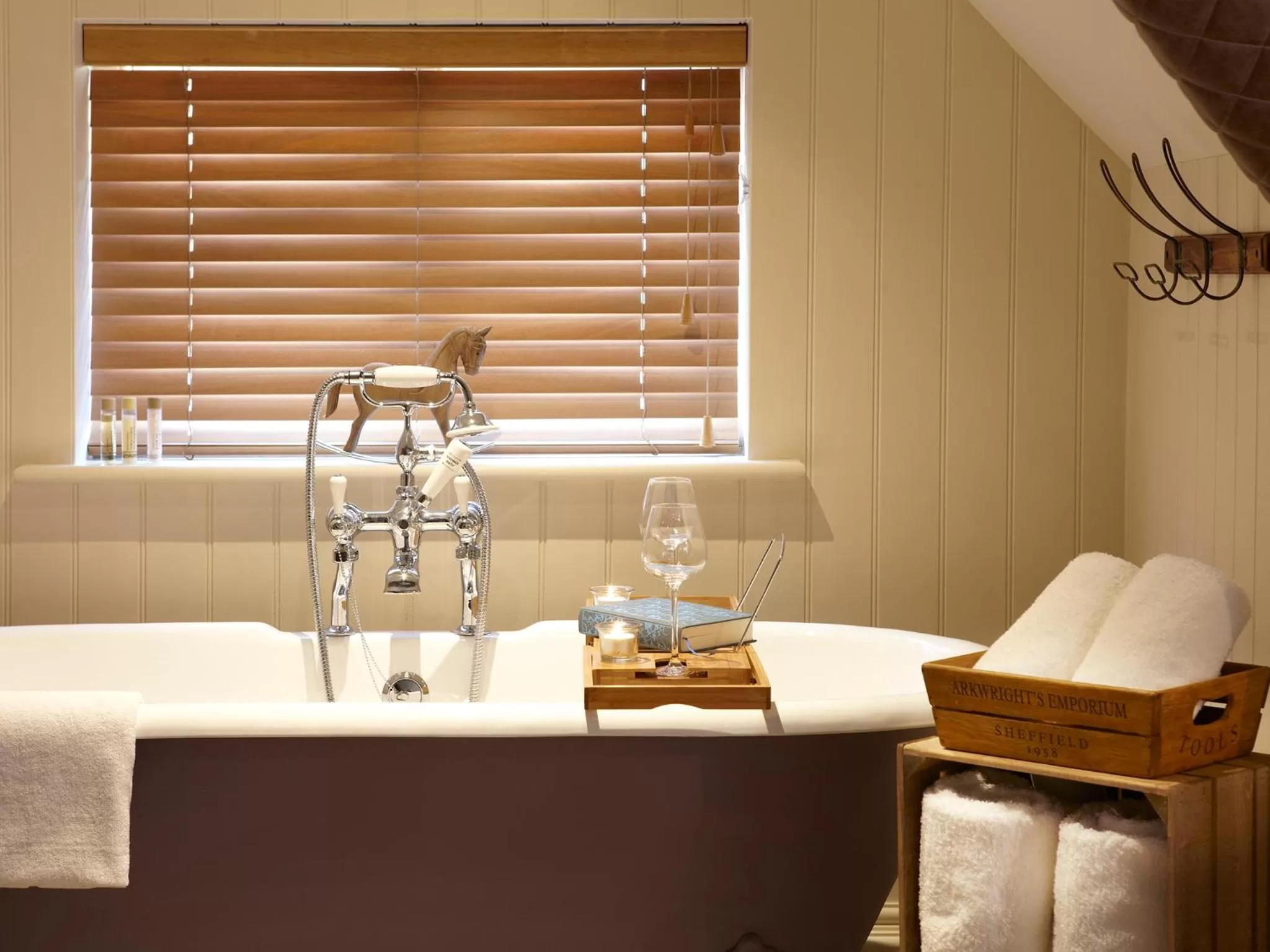 Shower, Bed in The Plough Inn & Cottages