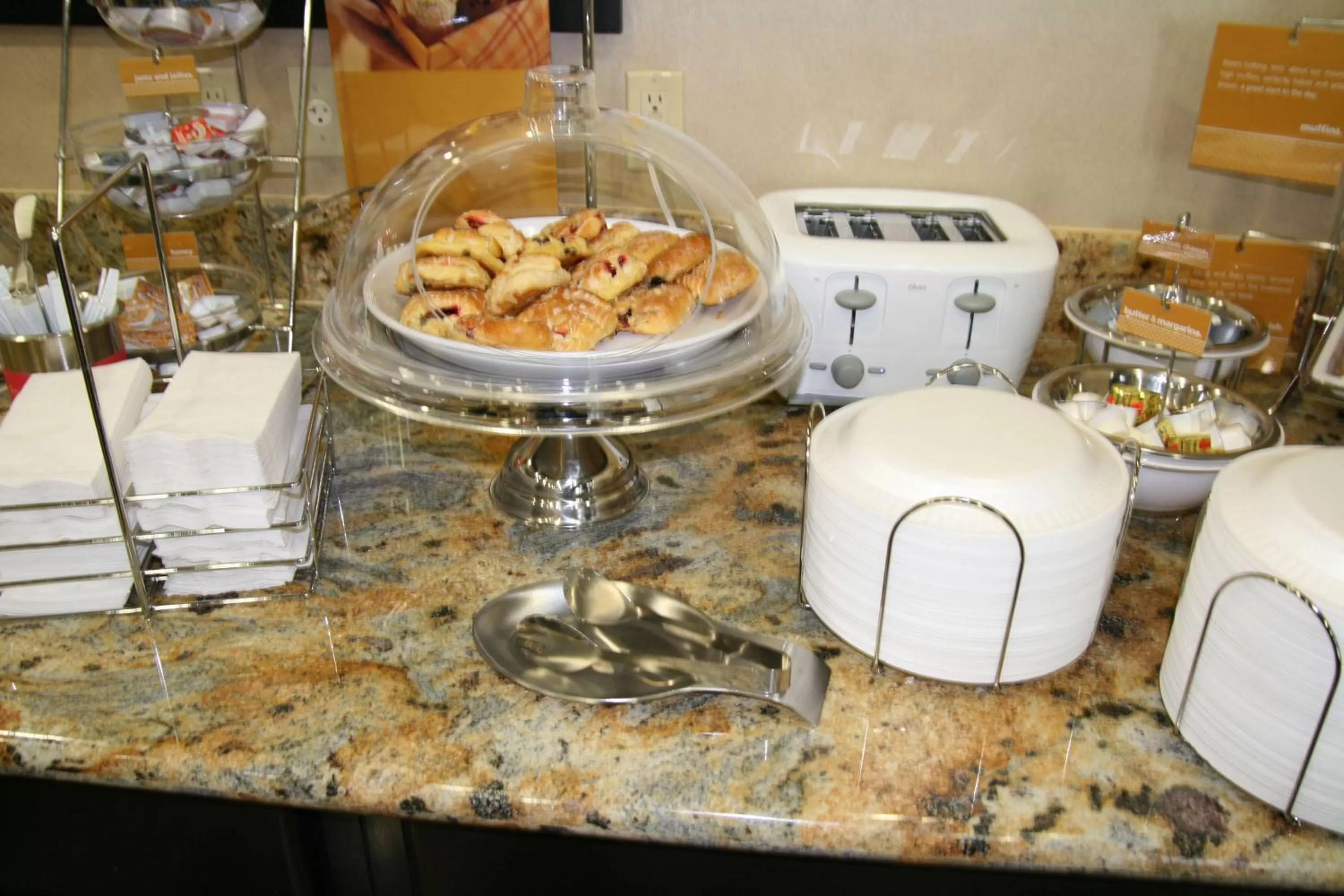 Breakfast in Hampton Inn & Suites Decatur