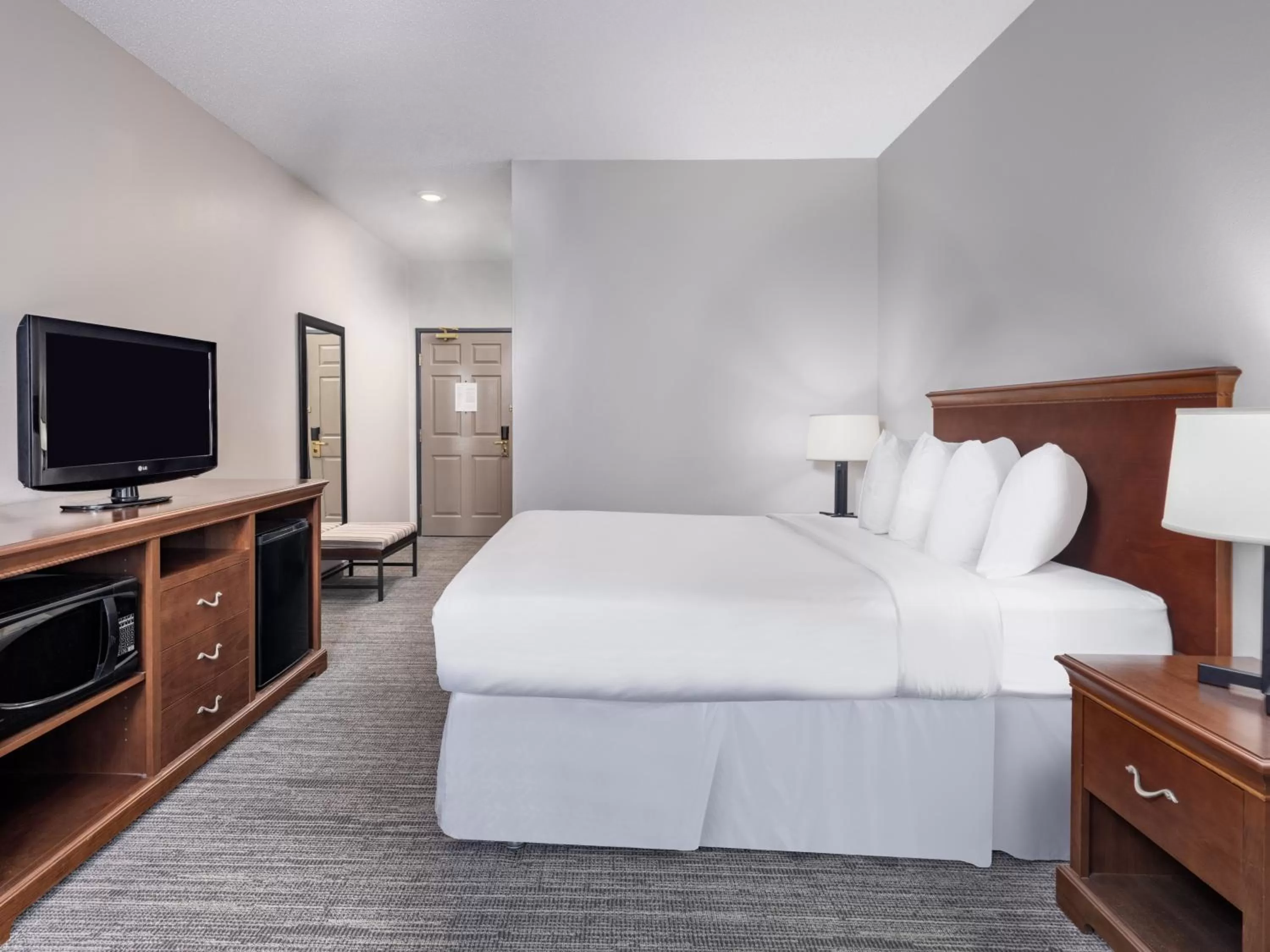 Bedroom in Country Inn & Suites by Radisson, Maumee - Toledo