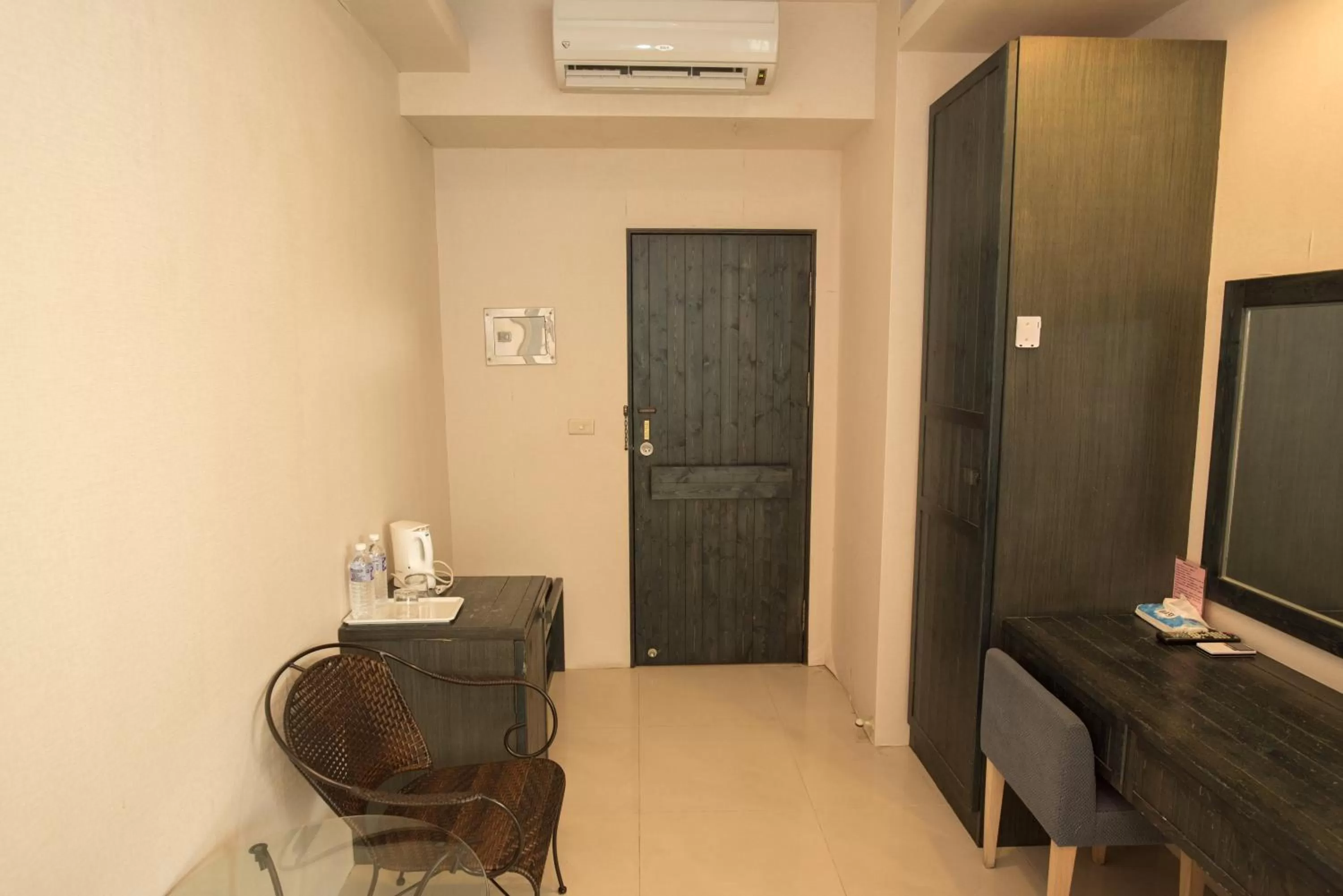 Photo of the whole room in Long Hong