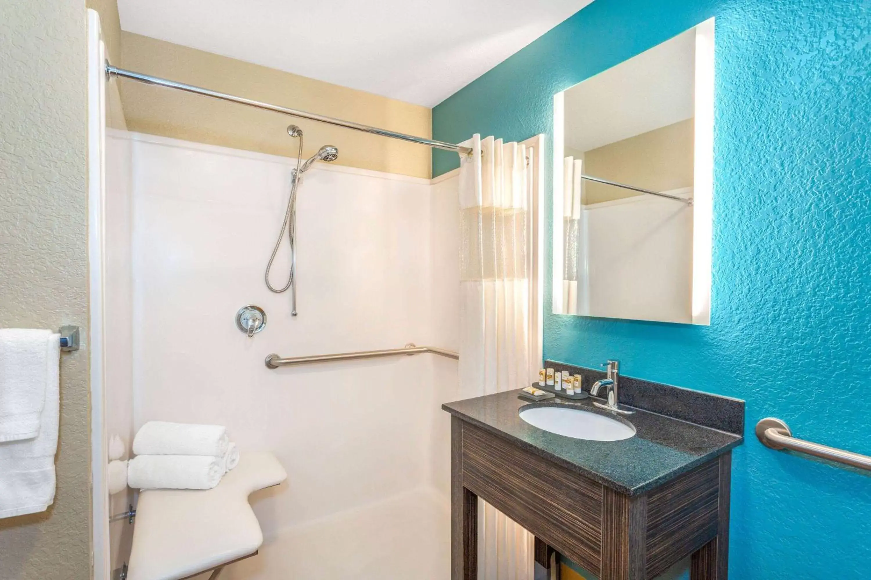 Queen Room with Two Queen Beds and Mobility/Hearing Access - Non-Smoking in La Quinta by Wyndham Sebring Queen Room with Two Queen Beds and Mobility/Hearing Access - Non-Smoking in La Quinta by Wyndham Sebring