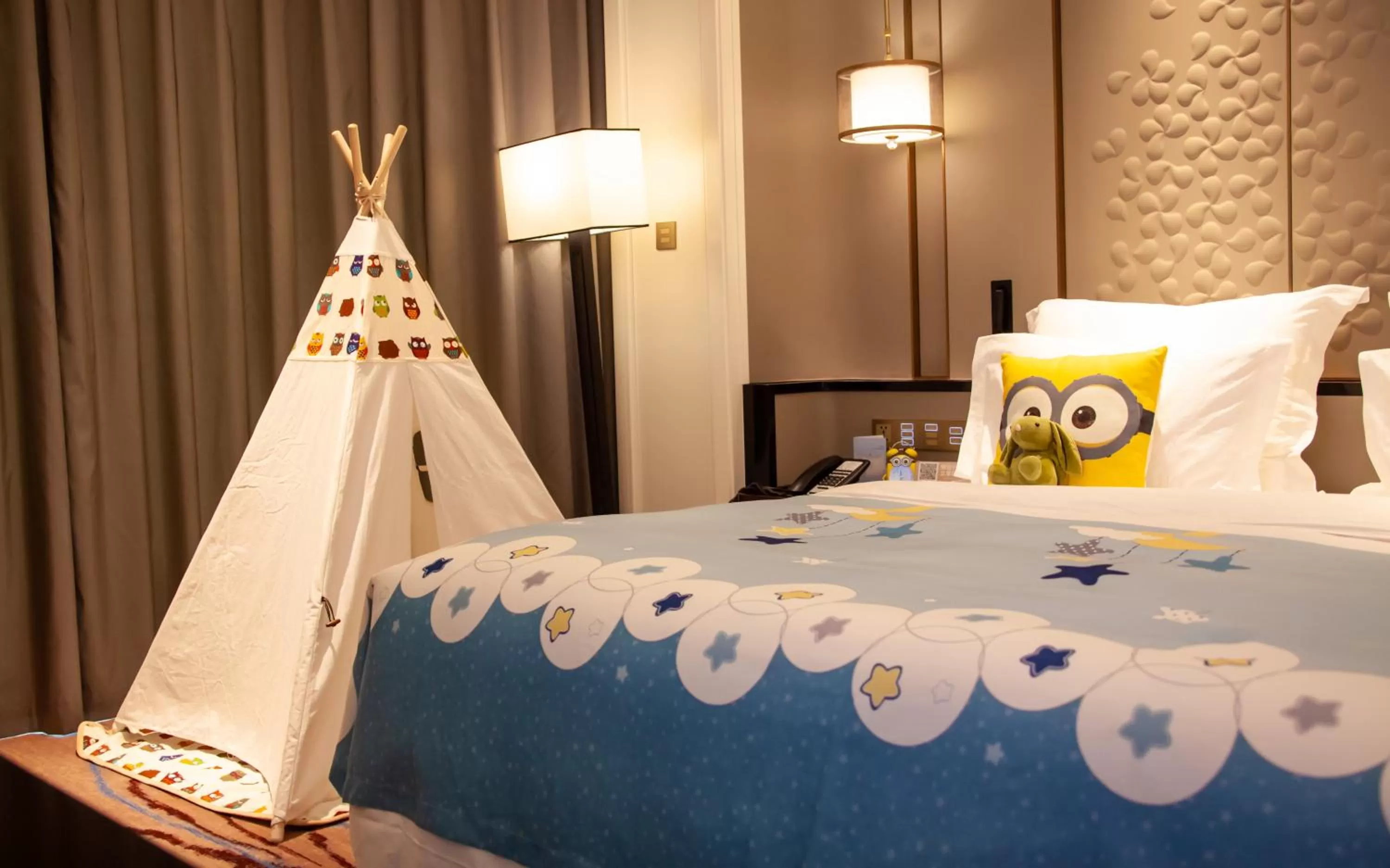 Bed in Wyndham Qingdao l Free Fixed-Time Shuttle Service Between Hotel and Airport & North Railway Station l Outdoor Children's Amusement Park l 1-Hour Play Snooker or Table Tennis