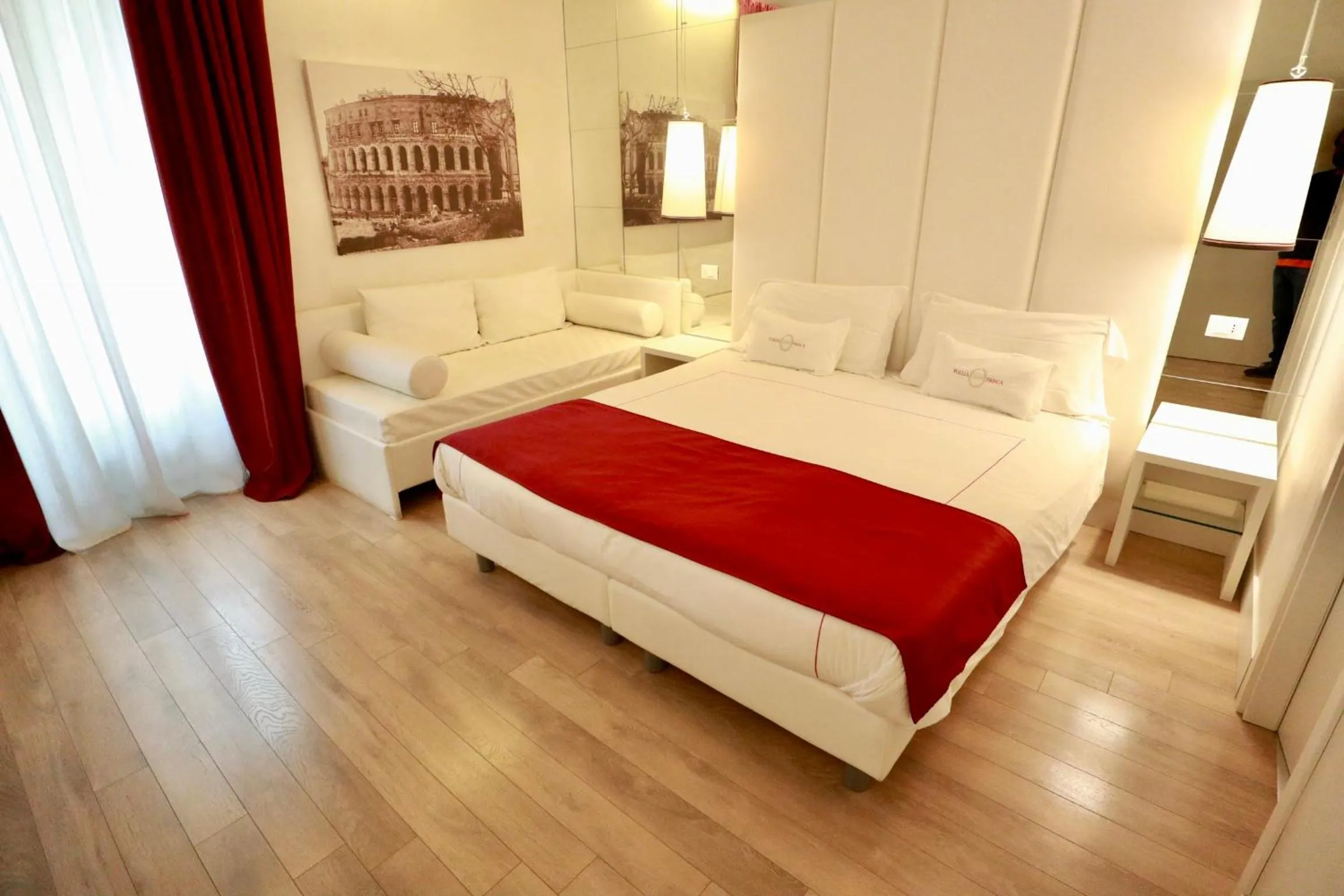 Photo of the whole room, Bed in Tullia&Prisca Relais