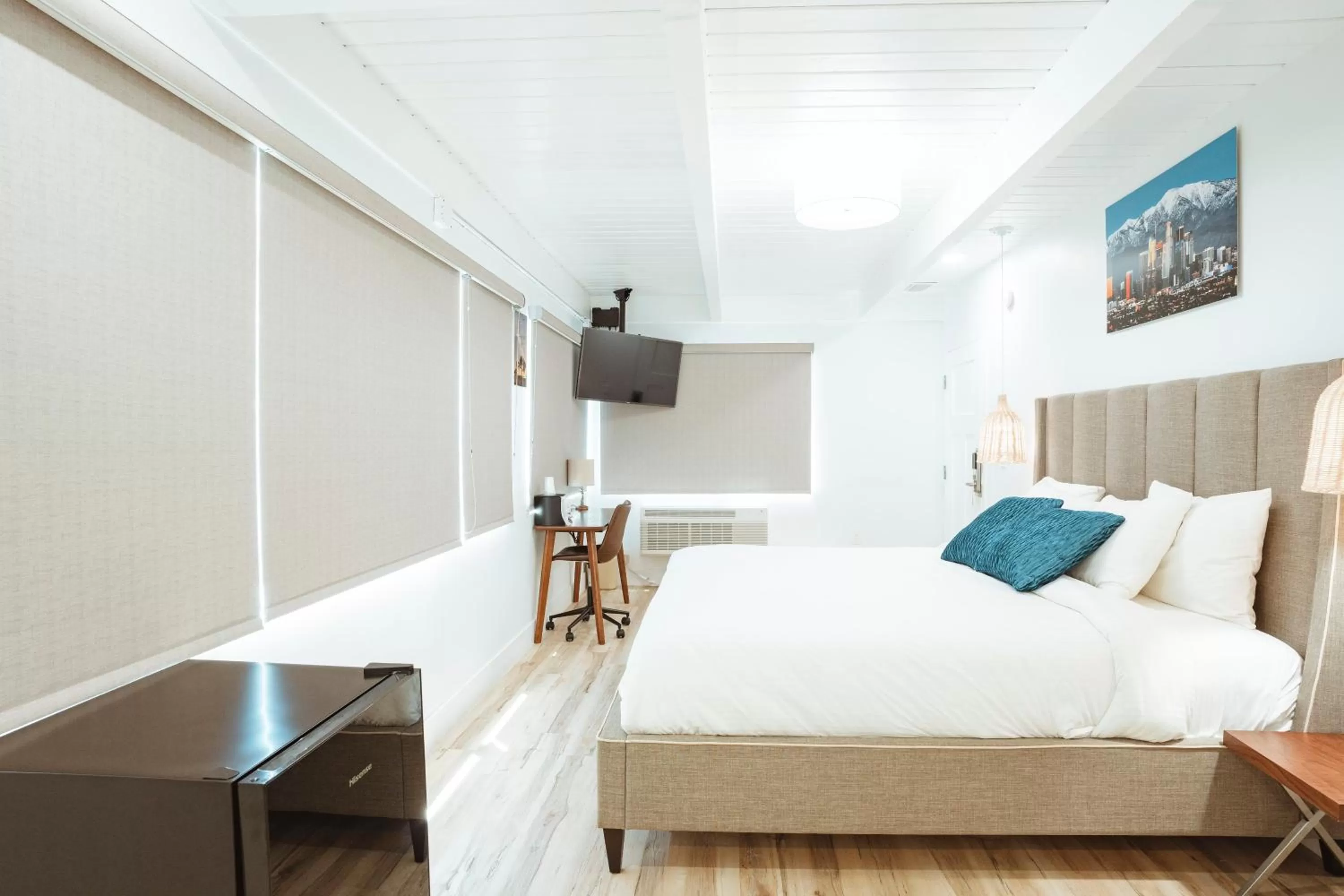 Bed in The Belmont Shore Inn