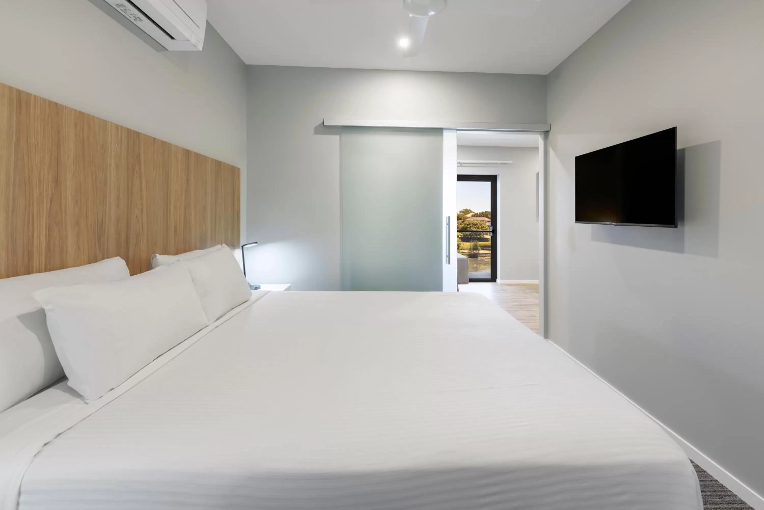 Bed in Best Western Plus North Lakes Hotel