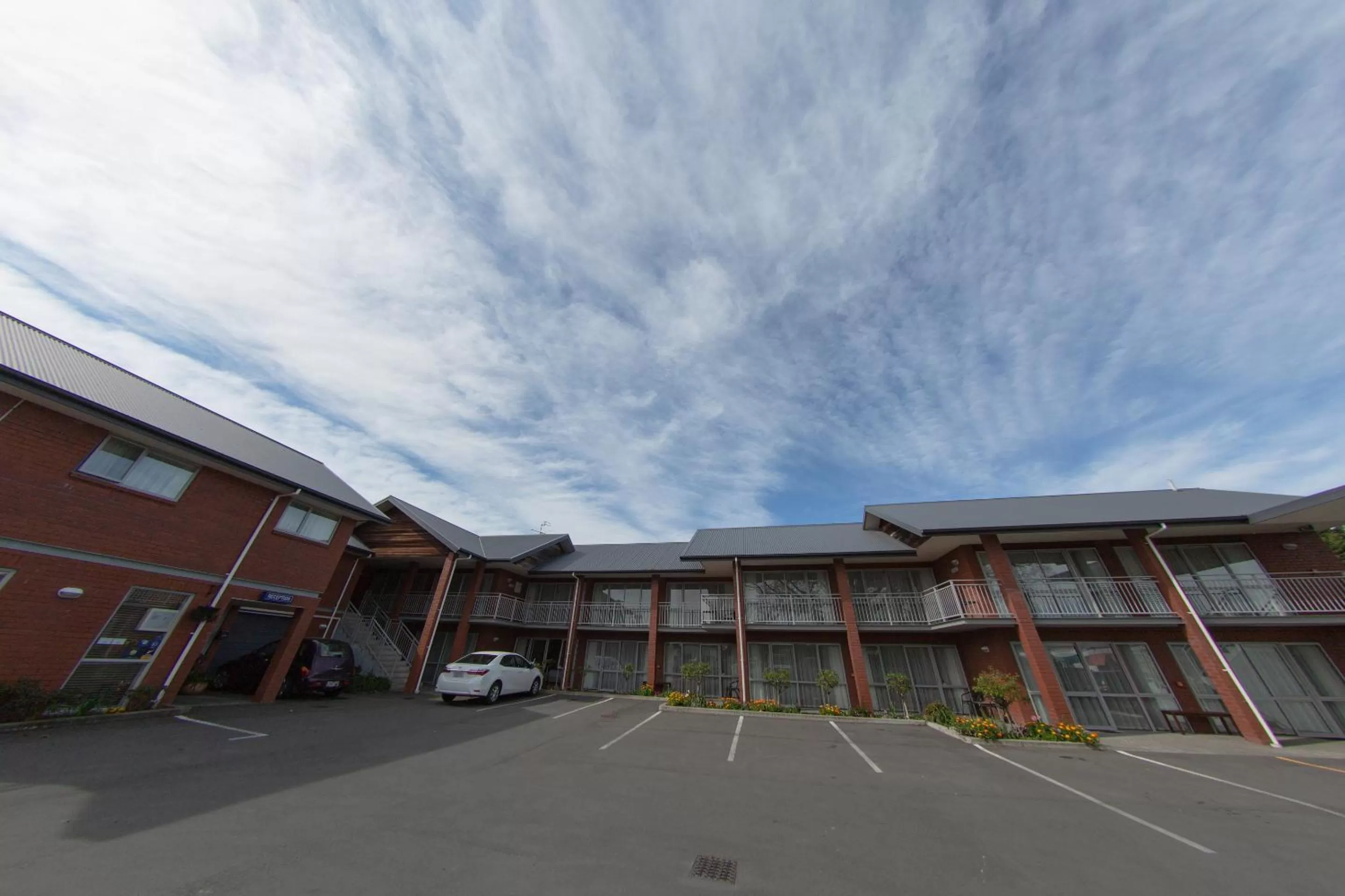 Property building in Cranford Oak Motel