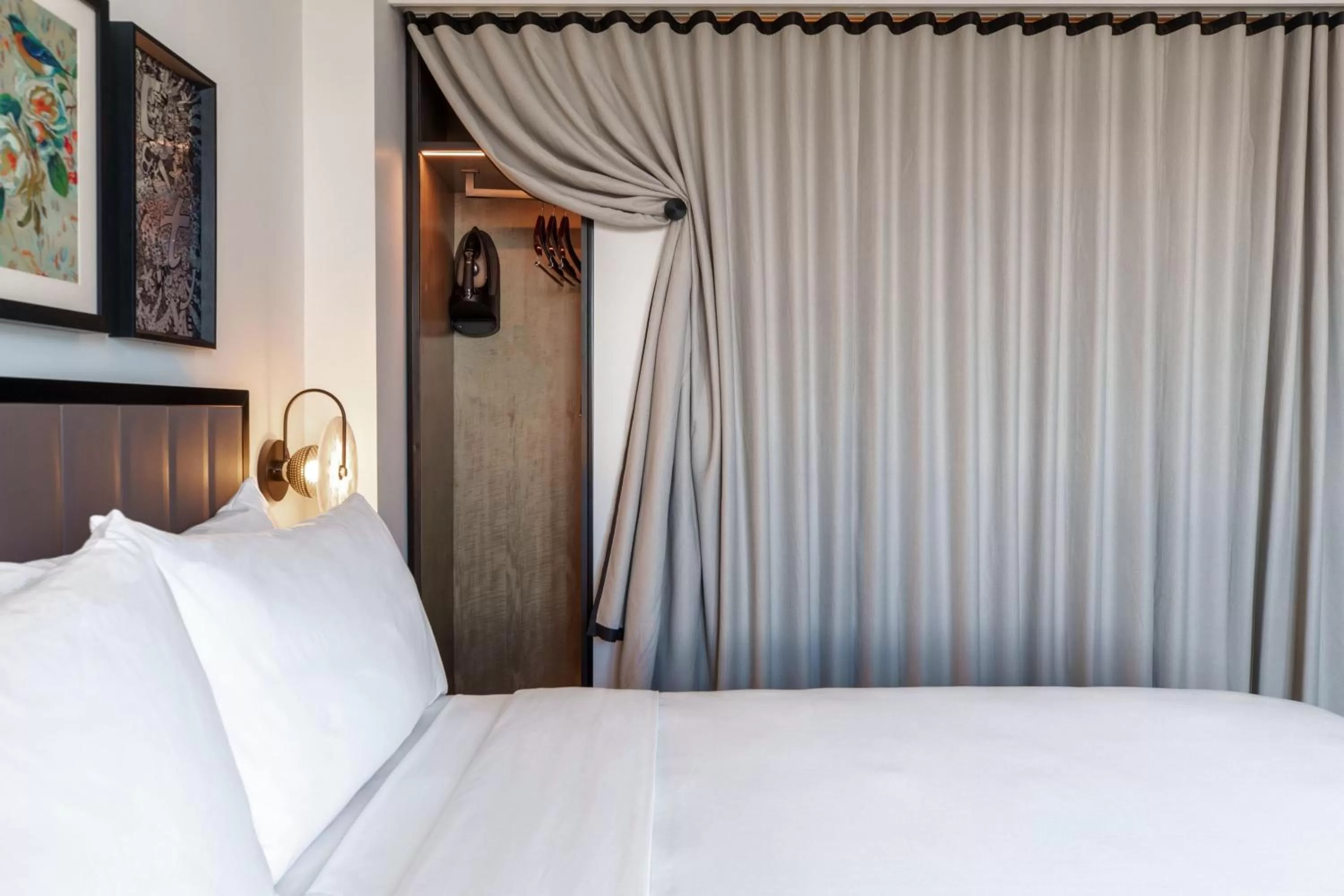 Photo of the whole room, Bed in Renaissance New York Flushing Hotel at Tangram