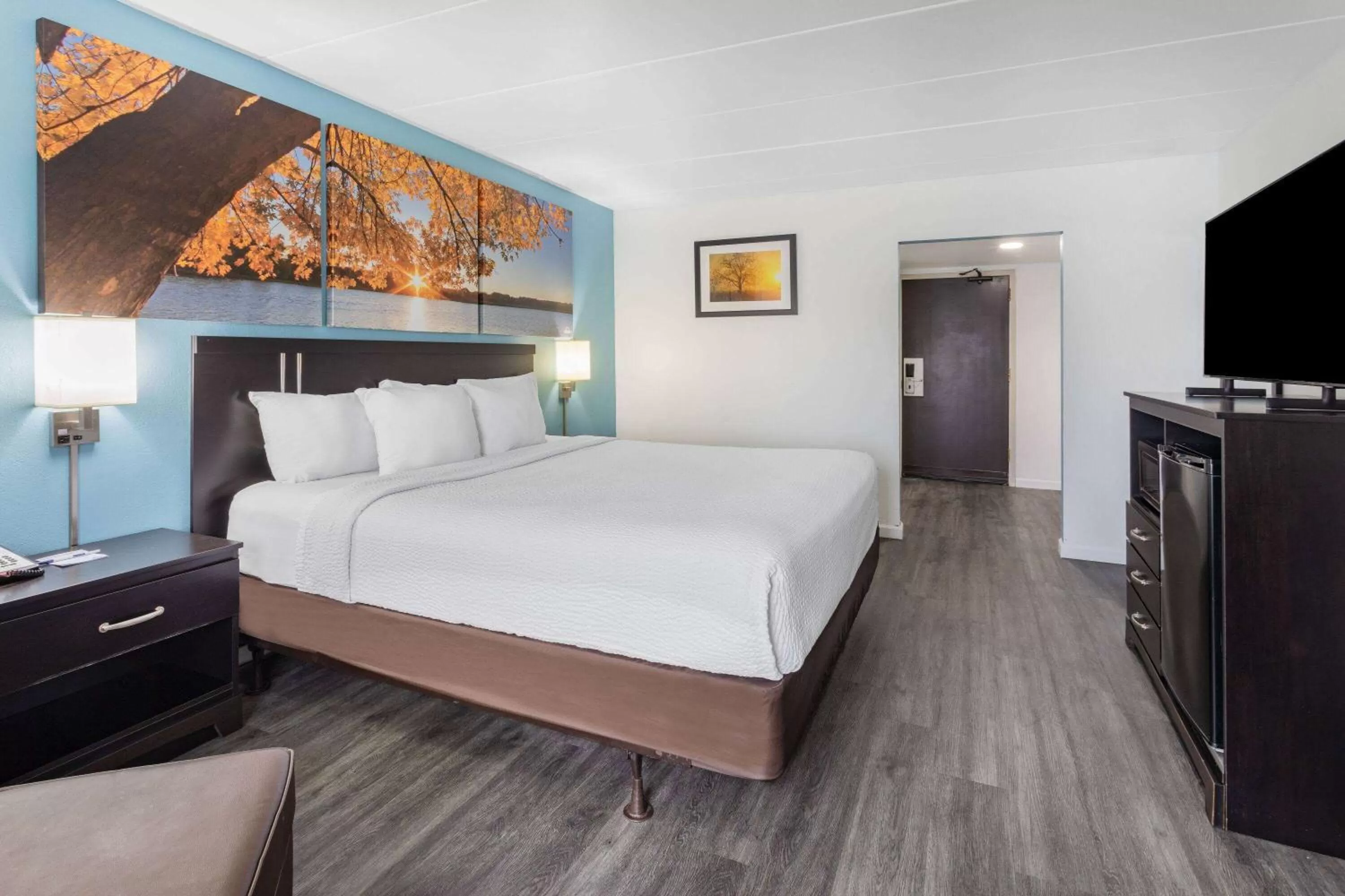 Photo of the whole room, Bed in Days Inn by Wyndham Livonia Canton Detroit