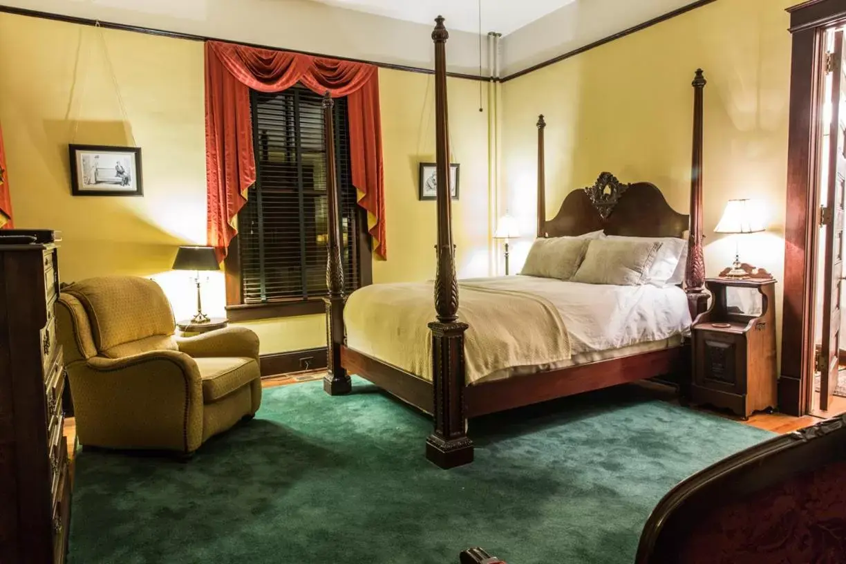 Queen Room in Double Oaks Bed & Breakfast Queen Room in Double Oaks Bed & Breakfast