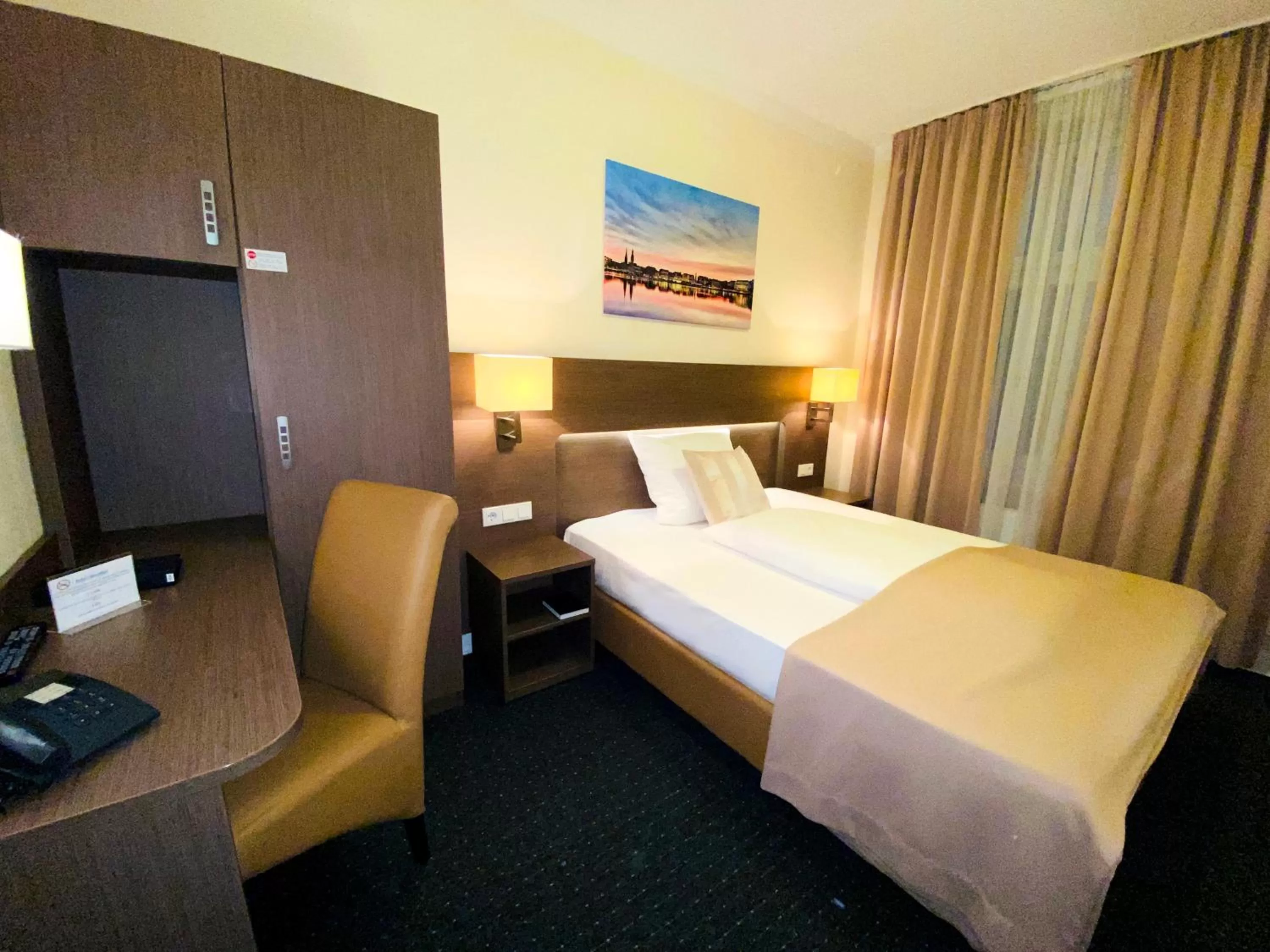 Photo of the whole room, Bed in Hotel Hansehof