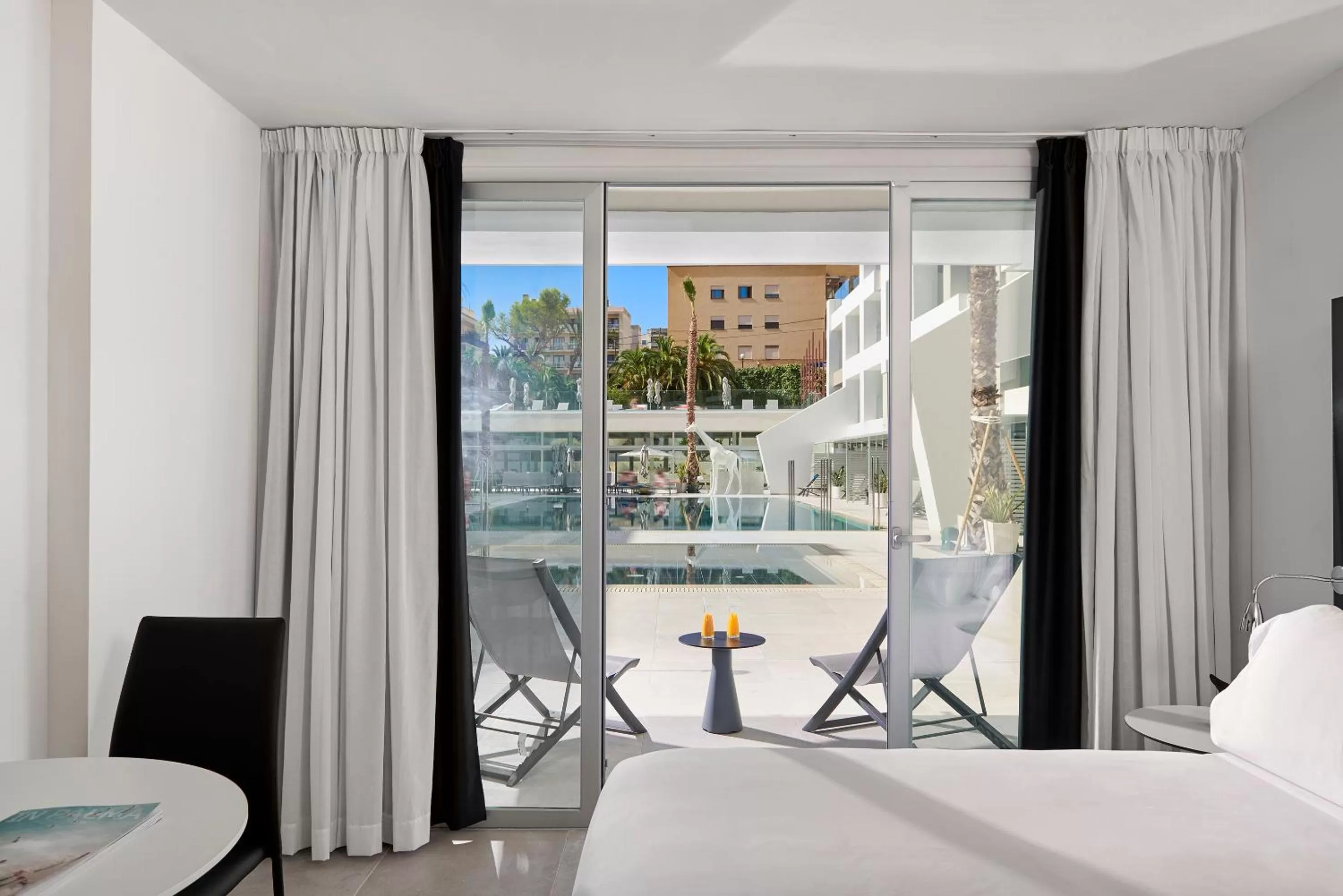 Pool view, Bed in INNSiDE by Meliá Palma Bosque