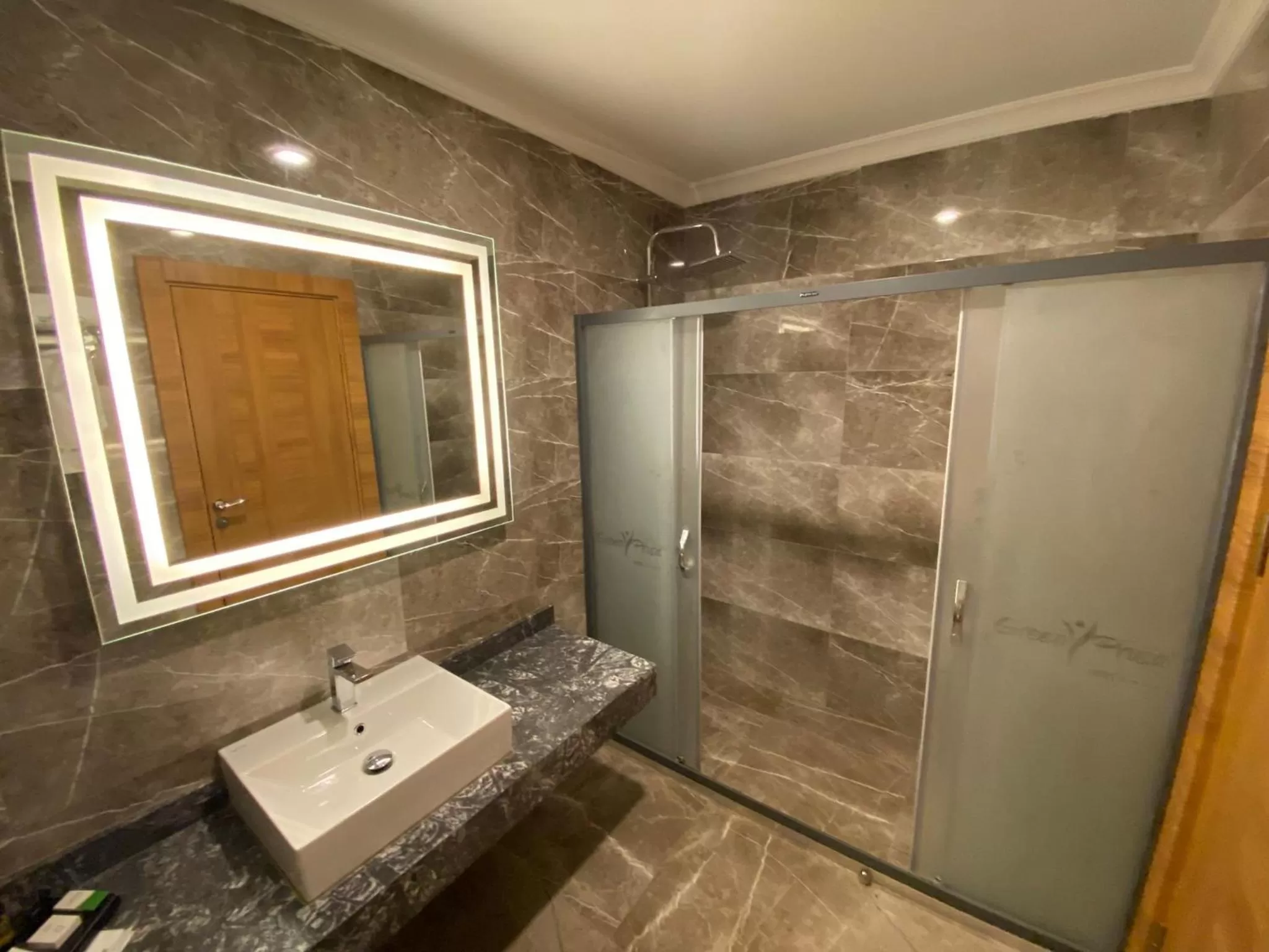 Shower in Green Prusa Hotel